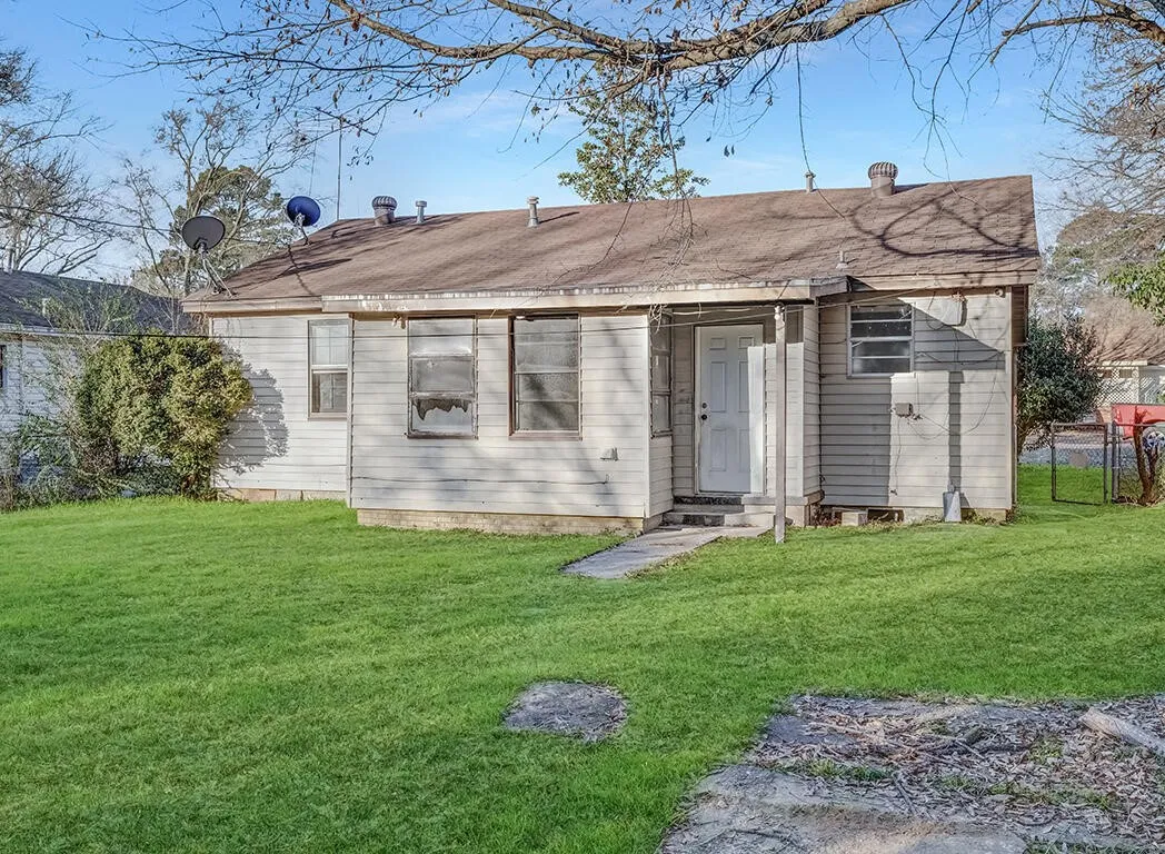 Single Family Residence For Sale in Bowie County , 4212 Elizabeth Street, Texarkana, Texas 75503, 3 Bedrooms, 1 Bathroom, Garage spaces, 1,314 Sqft, built in 1950, Price $130,000, mls#21221661, Real Estate Agent in Texarkana, Homes For Sale in Bowie county, Homes For Sale in Texarkana, Realtor in Texarkana Texas, Real Estate Brokerage Independent Realty Texas, Luminita Cordes Realtor