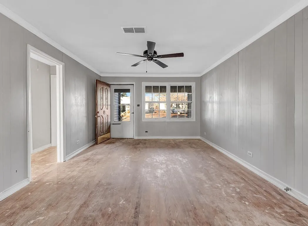 Single Family Residence For Sale in Bowie County , 4212 Elizabeth Street, Texarkana, Texas 75503, 3 Bedrooms, 1 Bathroom, Garage spaces, 1,314 Sqft, built in 1950, Price $130,000, mls#21221661, Real Estate Agent in Texarkana, Homes For Sale in Bowie county, Homes For Sale in Texarkana, Realtor in Texarkana Texas, Real Estate Brokerage Independent Realty Texas, Luminita Cordes Realtor