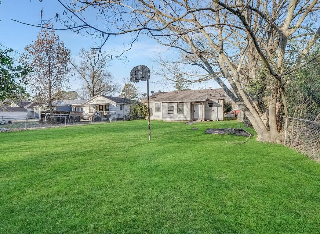 Single Family Residence For Sale in Bowie County , 4212 Elizabeth Street, Texarkana, Texas 75503, 3 Bedrooms, 1 Bathroom, Garage spaces, 1,314 Sqft, built in 1950, Price $130,000, mls#21221661, Real Estate Agent in Texarkana, Homes For Sale in Bowie county, Homes For Sale in Texarkana, Realtor in Texarkana Texas, Real Estate Brokerage Independent Realty Texas, Luminita Cordes Realtor