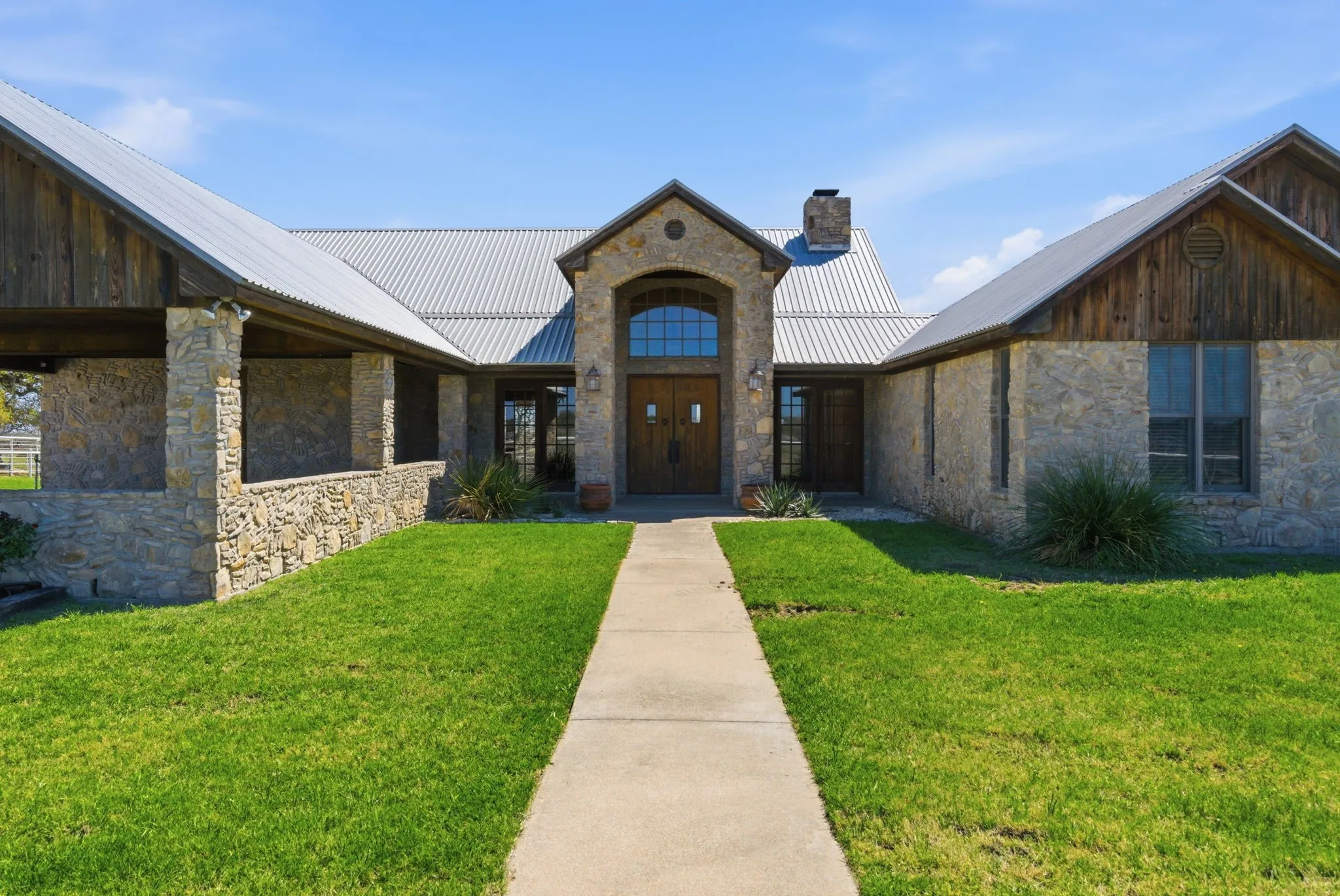 Farm For Sale in Erath County , 404 Private Road 1562, Stephenville, Texas 76401, 3 Bedroom, 4 Bathroom, Garage spaces, 3,107 Sqft, built in 2005, mls#21215685, Real Estate Agent in Stephenville, Homes For Sale in Erath county, Homes For Sale in Stephenville, Realtor in Stephenville Texas, Real Estate Brokerage Independent Realty Texas, Luminita Cordes Realtor