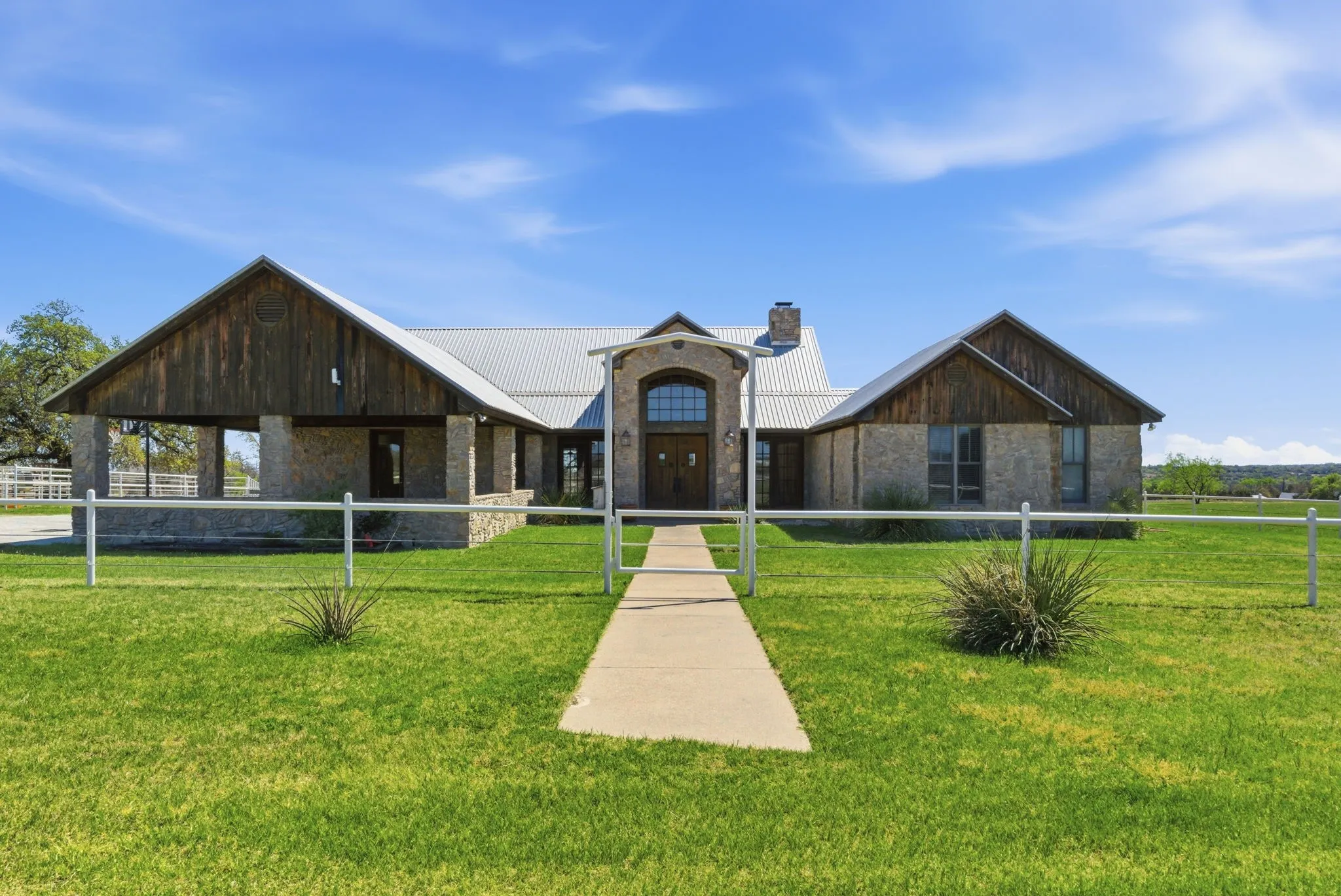 Farm For Sale in Erath County , 404 Private Road 1562, Stephenville, Texas 76401, 3 Bedroom, 4 Bathroom, Garage spaces, 3,107 Sqft, built in 2005, mls#21215685, Real Estate Agent in Stephenville, Homes For Sale in Erath county, Homes For Sale in Stephenville, Realtor in Stephenville Texas, Real Estate Brokerage Independent Realty Texas, Luminita Cordes Realtor