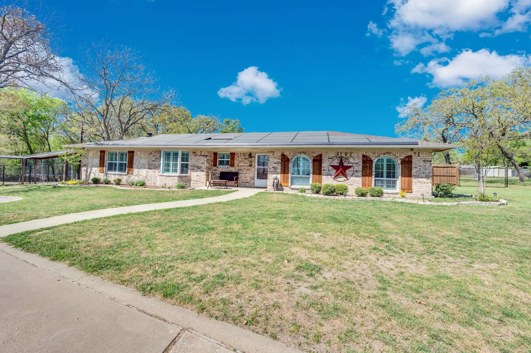 Single Family Residence For Sale in Parker County , 2263 Dicey Road, Weatherford, Texas 76085, 4 Bedroom, 3 Bathroom, 2 Garage spaces, 2,395 Sqft, built in 1977, Preowned, mls#21221093, Real Estate Agent in Weatherford, Homes For Sale in Parker county, Homes For Sale in Weatherford, Realtor in Weatherford Texas, Real Estate Brokerage Independent Realty Texas, Luminita Cordes Realtor