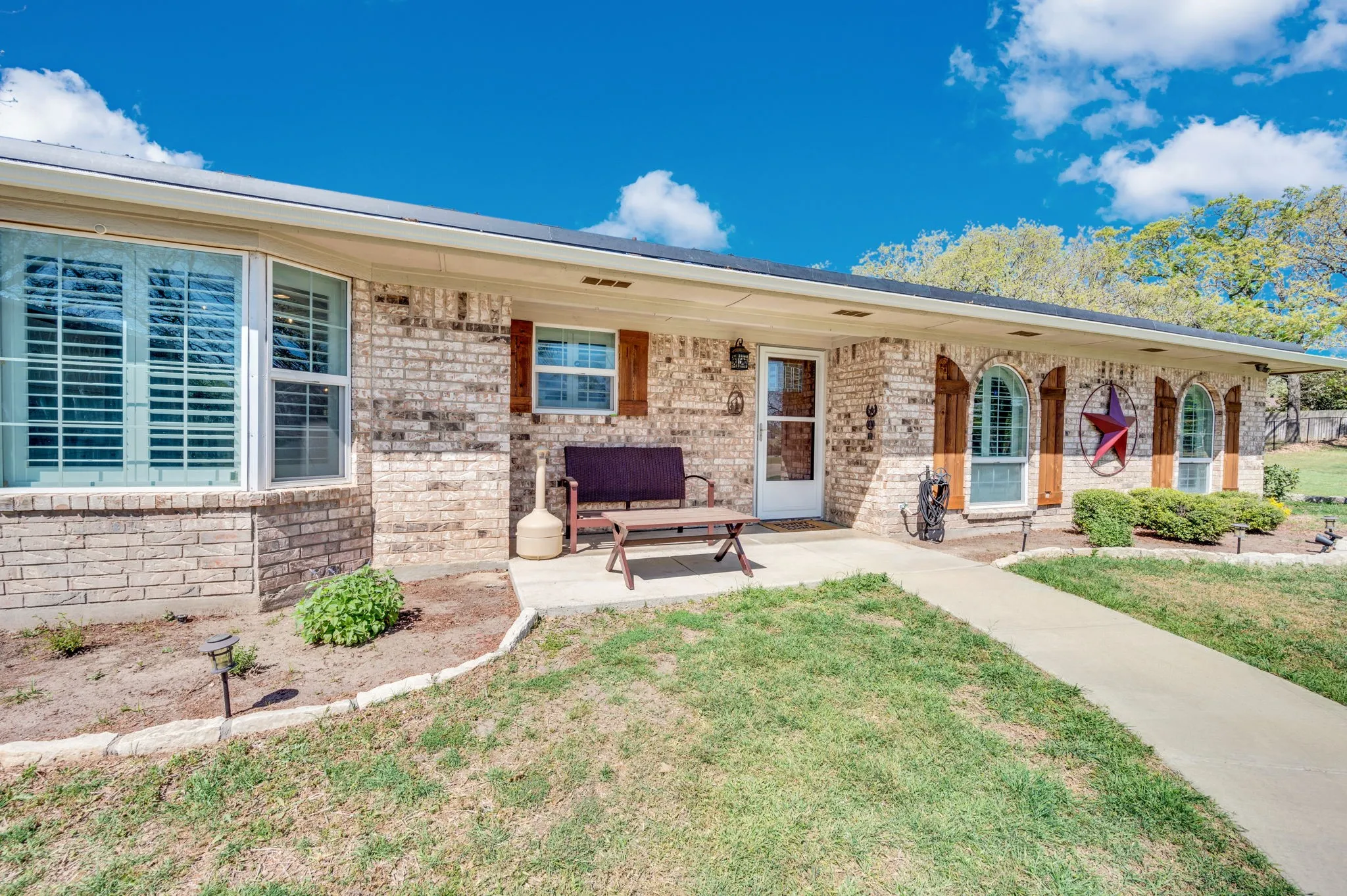 Single Family Residence For Sale in Parker County , 2263 Dicey Road, Weatherford, Texas 76085, 4 Bedroom, 3 Bathroom, 2 Garage spaces, 2,395 Sqft, built in 1977, Preowned, mls#21221093, Real Estate Agent in Weatherford, Homes For Sale in Parker county, Homes For Sale in Weatherford, Realtor in Weatherford Texas, Real Estate Brokerage Independent Realty Texas, Luminita Cordes Realtor