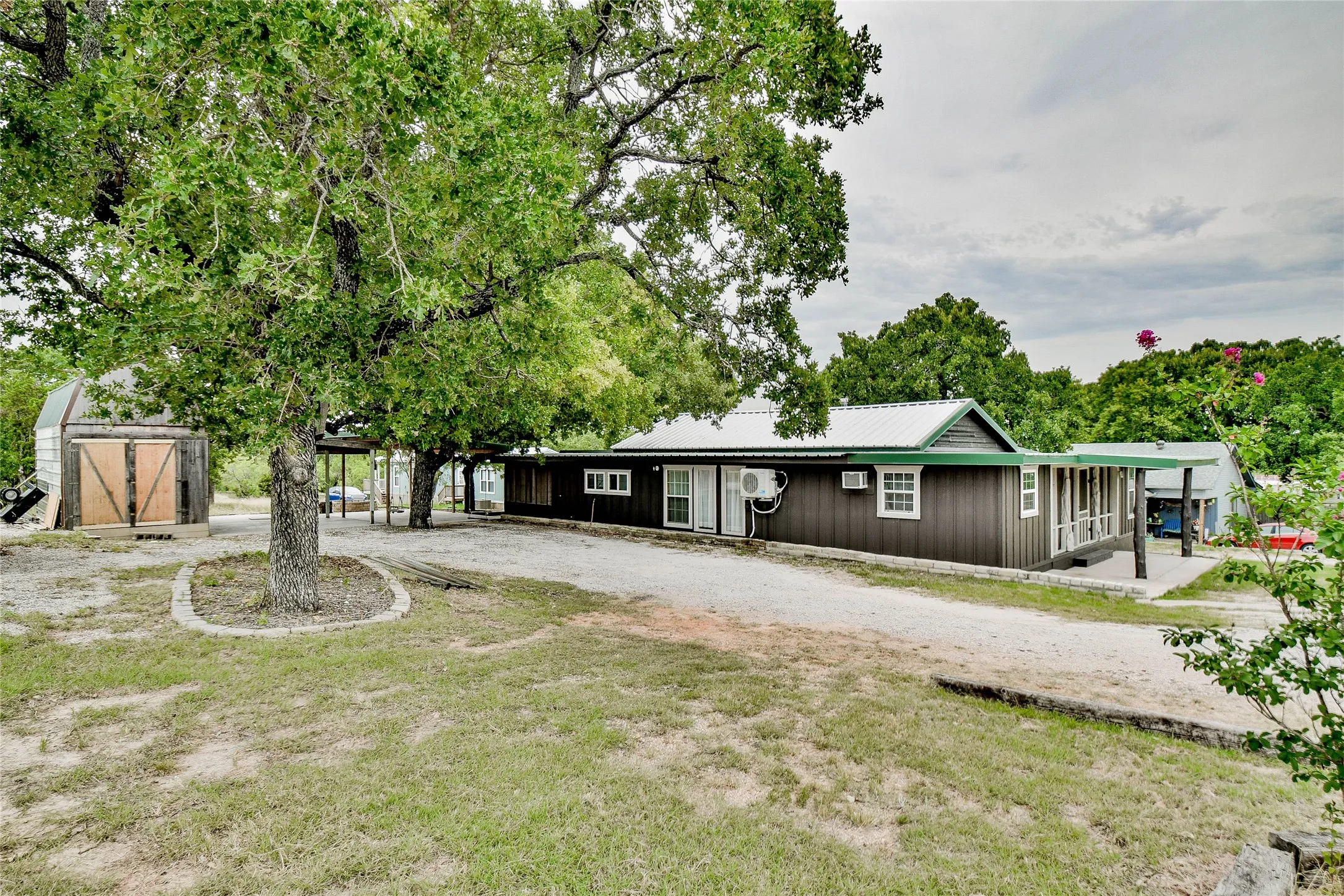 Great 3 bedroom, 2 bath home in Arrowhead shores - just blocks from Lake Granbury!