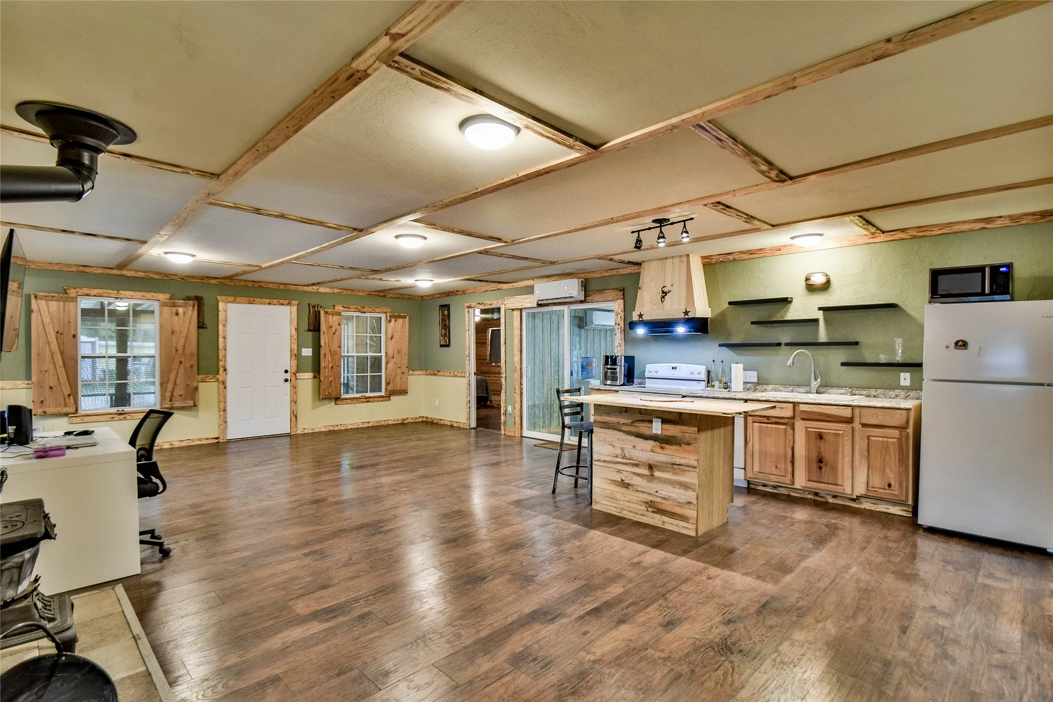 Single Family Residence For Sale in Hood County , 5711 Flint Drive, Granbury, Texas 76048, 3 Bedroom, 2 Bathroom, Garage spaces, 1,797 Sqft, built in 2004, mls#21221008, Real Estate Agent in Granbury, Homes For Sale in Hood county, Homes For Sale in Granbury, Realtor in Granbury Texas, Real Estate Brokerage Independent Realty Texas, Luminita Cordes Realtor
