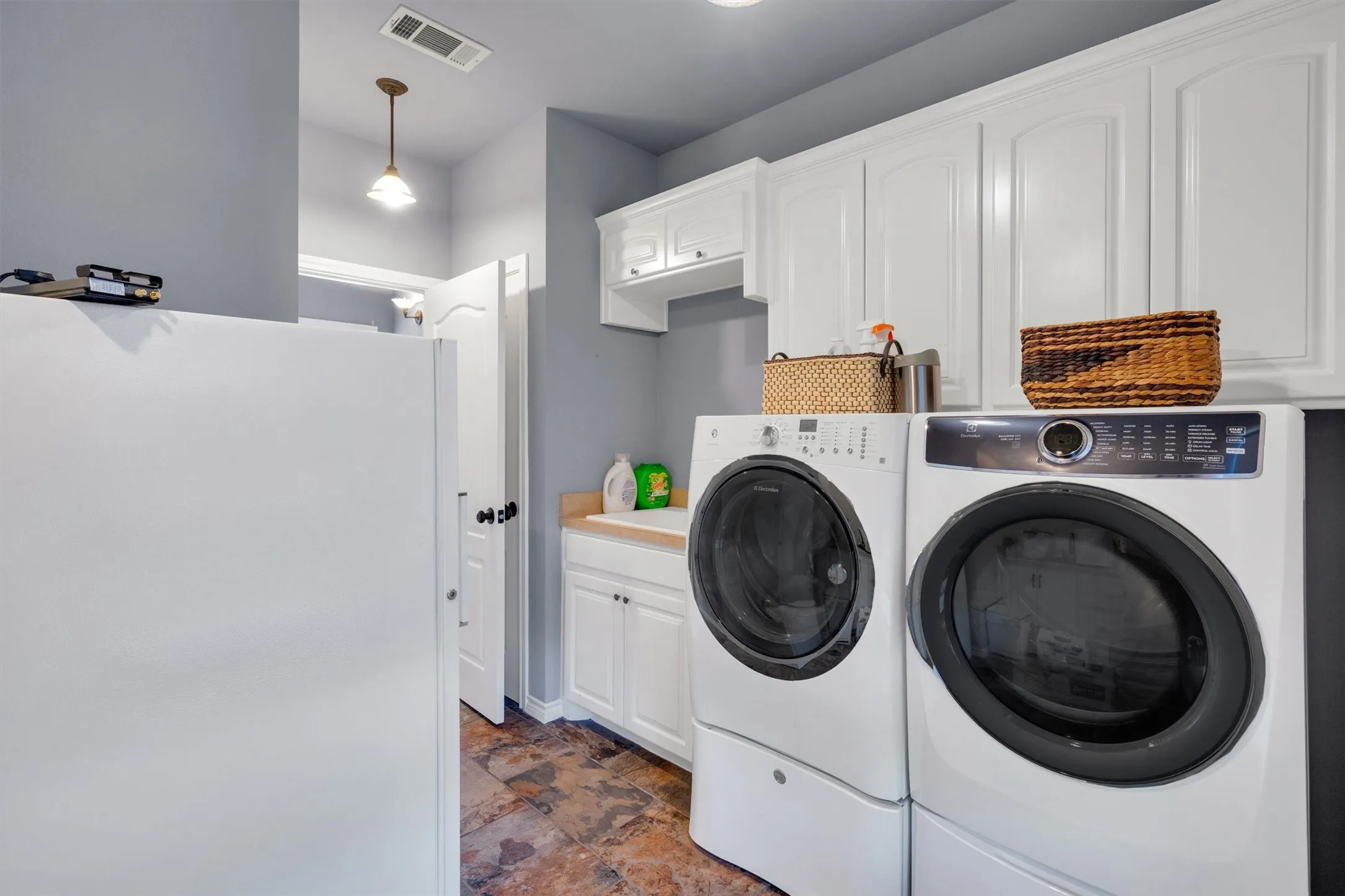 Single Family Residence For Sale in Parker County , 6206 S Fm 730, Azle, Texas 76020, 4 Bedroom, 4 Bathroom, 2 Garage spaces, 3,348 Sqft, built in 2000, Preowned, mls#21221417, Real Estate Agent in Azle, Homes For Sale in Parker county, Homes For Sale in Azle, Realtor in Azle Texas, Real Estate Brokerage Independent Realty Texas, Luminita Cordes Realtor