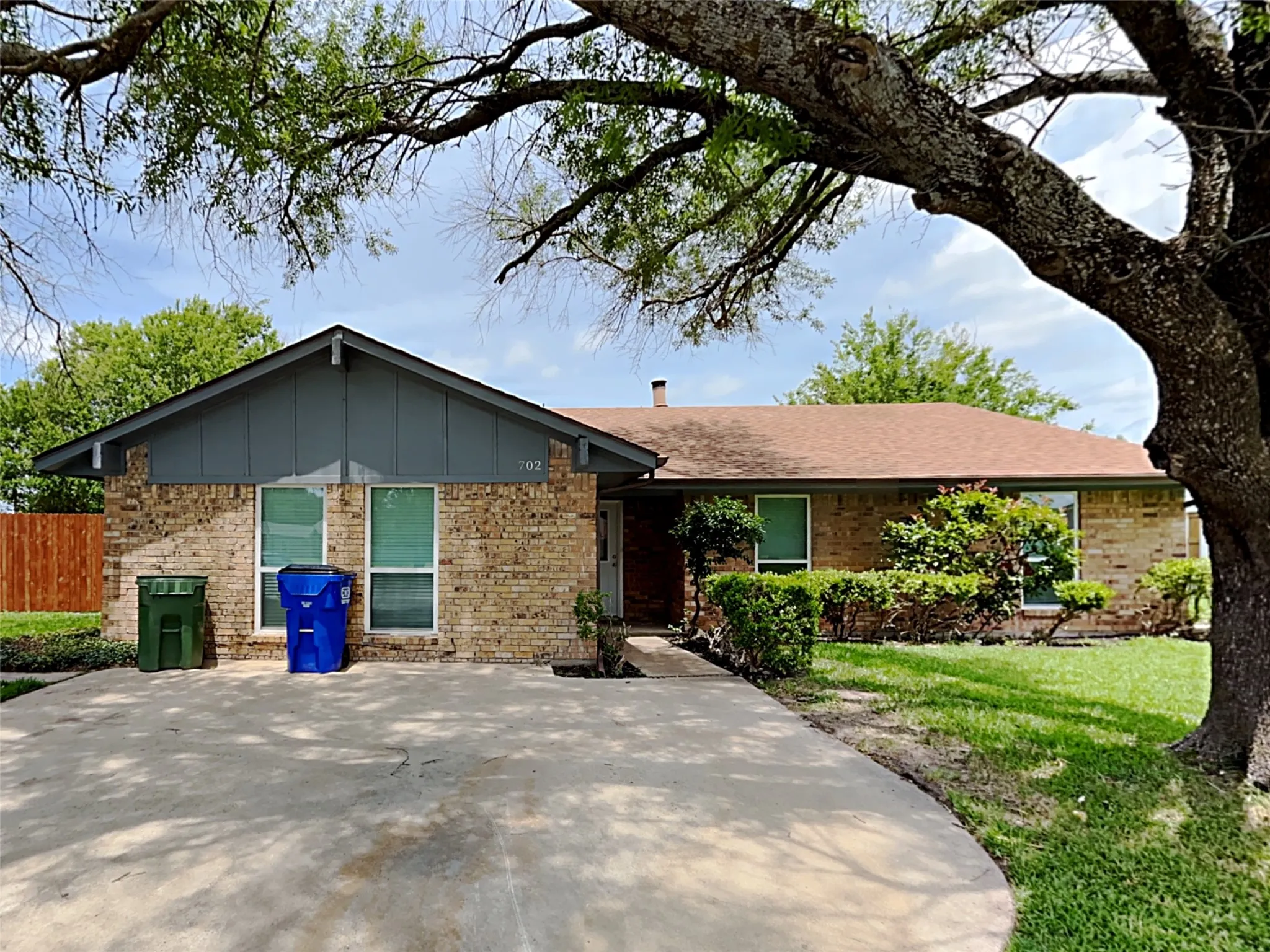 Single Family Residence For Sale in Kaufman County , 702 Redbud Drive, Forney, Texas 75126, 4 Bedroom, 2 Bathroom, 2 Garage spaces, 1,890 Sqft, built in 1979, mls#21221808, Real Estate Agent in Forney, Homes For Sale in Kaufman county, Homes For Sale in Forney, Realtor in Forney Texas, Real Estate Brokerage Independent Realty Texas, Luminita Cordes Realtor