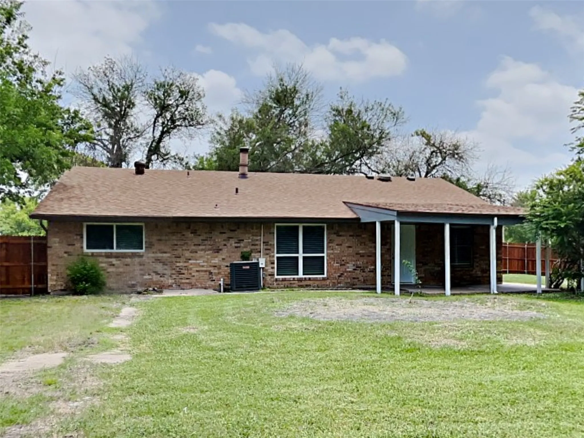 Single Family Residence For Sale in Kaufman County , 702 Redbud Drive, Forney, Texas 75126, 4 Bedroom, 2 Bathroom, 2 Garage spaces, 1,890 Sqft, built in 1979, mls#21221808, Real Estate Agent in Forney, Homes For Sale in Kaufman county, Homes For Sale in Forney, Realtor in Forney Texas, Real Estate Brokerage Independent Realty Texas, Luminita Cordes Realtor