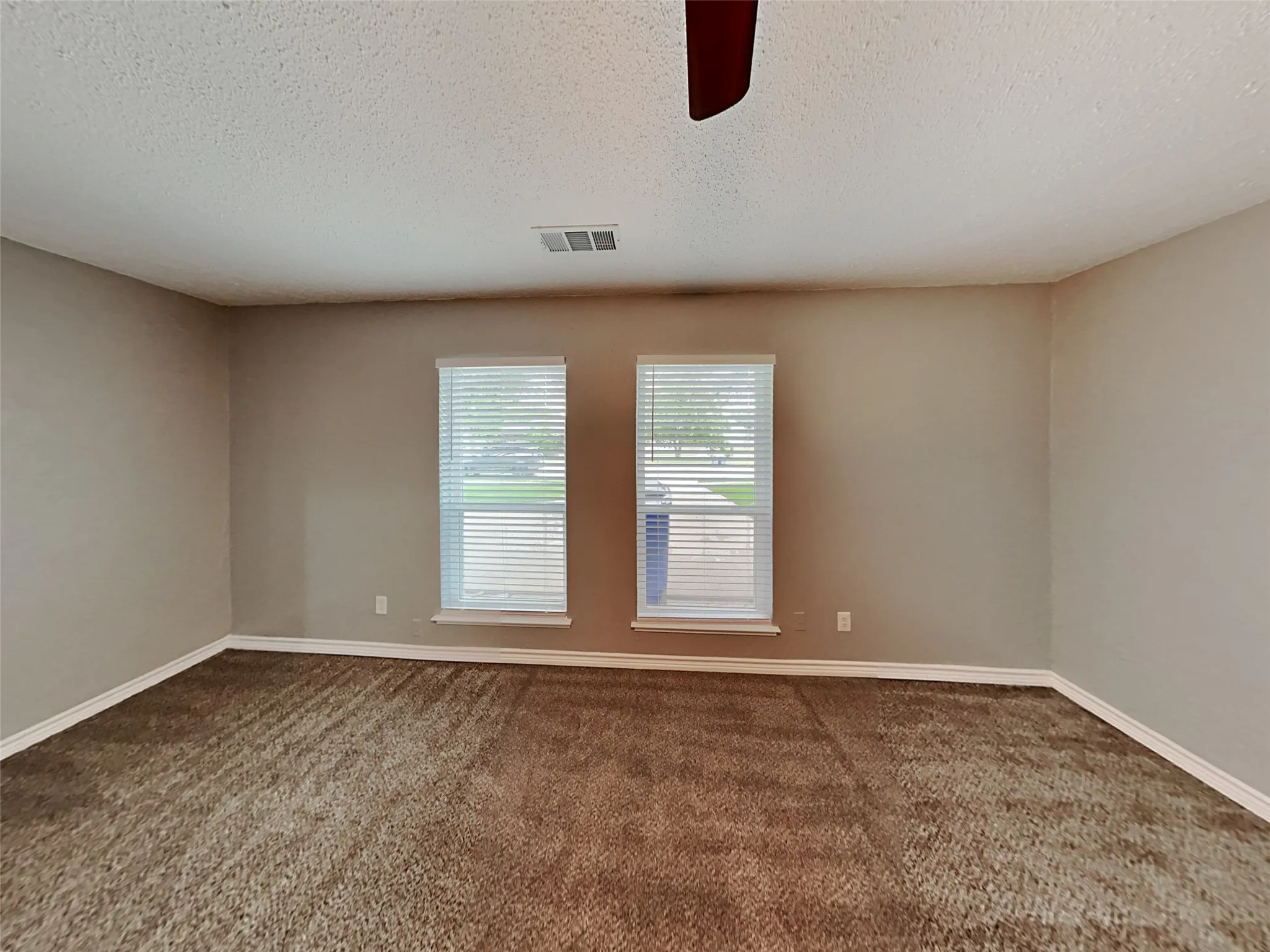 Single Family Residence For Sale in Kaufman County , 702 Redbud Drive, Forney, Texas 75126, 4 Bedroom, 2 Bathroom, 2 Garage spaces, 1,890 Sqft, built in 1979, mls#21221808, Real Estate Agent in Forney, Homes For Sale in Kaufman county, Homes For Sale in Forney, Realtor in Forney Texas, Real Estate Brokerage Independent Realty Texas, Luminita Cordes Realtor