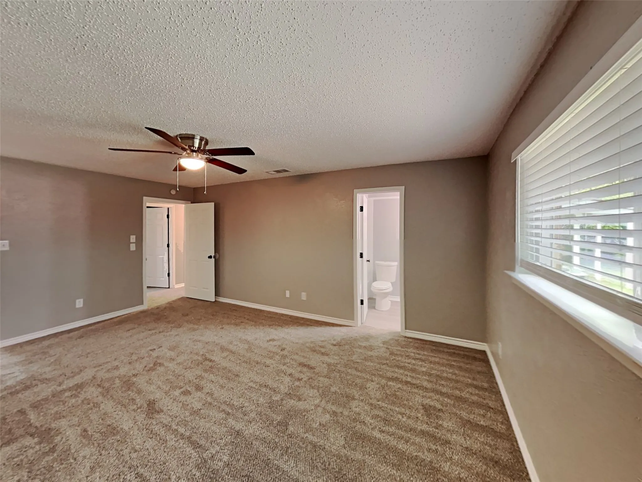 Single Family Residence For Sale in Kaufman County , 702 Redbud Drive, Forney, Texas 75126, 4 Bedroom, 2 Bathroom, 2 Garage spaces, 1,890 Sqft, built in 1979, mls#21221808, Real Estate Agent in Forney, Homes For Sale in Kaufman county, Homes For Sale in Forney, Realtor in Forney Texas, Real Estate Brokerage Independent Realty Texas, Luminita Cordes Realtor