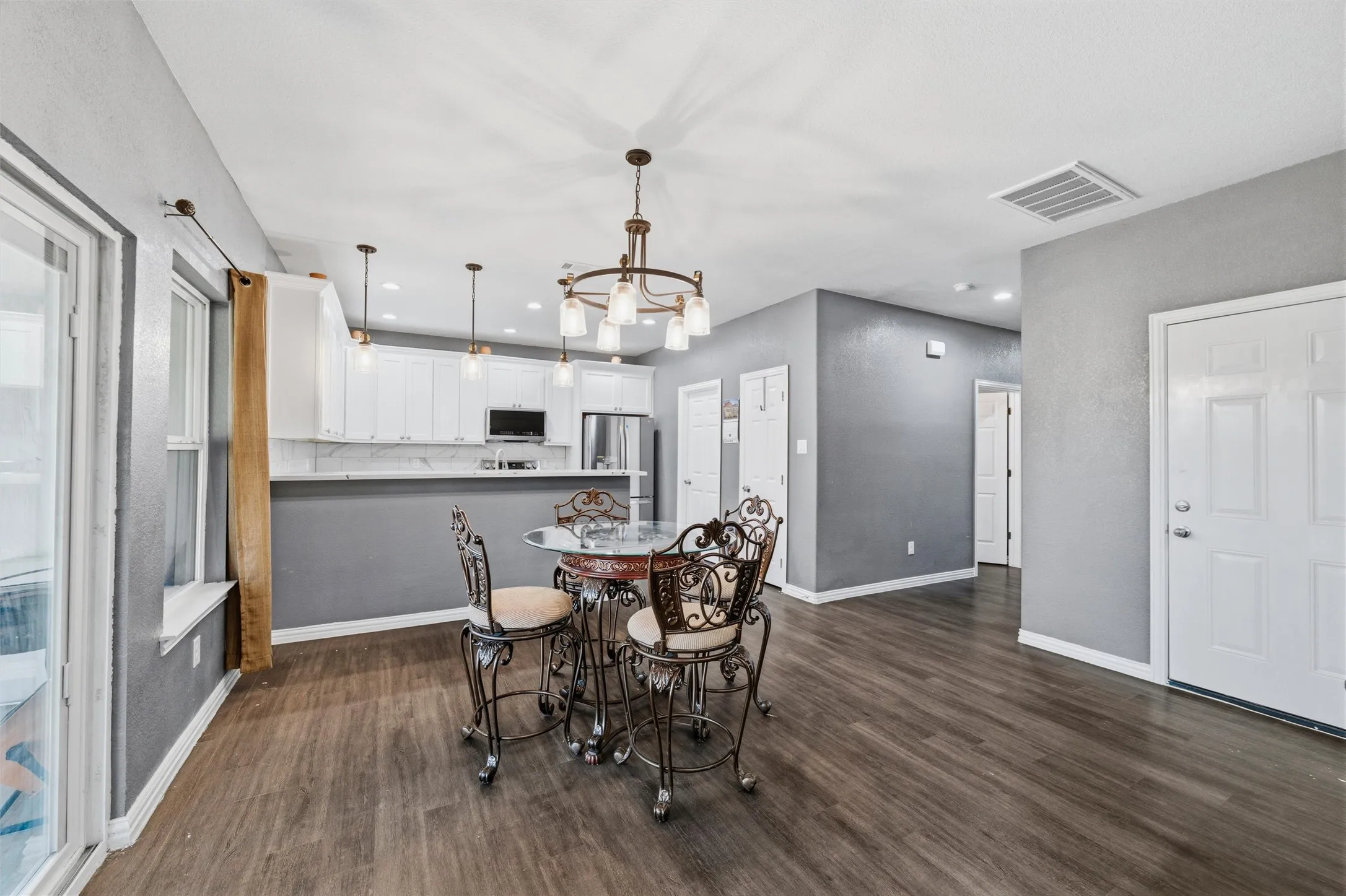 Single Family Residence For Sale in Hunt County , 641 Countess Road, Quinlan, Texas 75474, 3 Bedroom, 3 Bathroom, 2 Garage spaces, 3,200 Sqft, built in 2020, mls#21221449, Real Estate Agent in Quinlan, Homes For Sale in Hunt county, Homes For Sale in Quinlan, Realtor in Quinlan Texas, Real Estate Brokerage Independent Realty Texas, Luminita Cordes Realtor