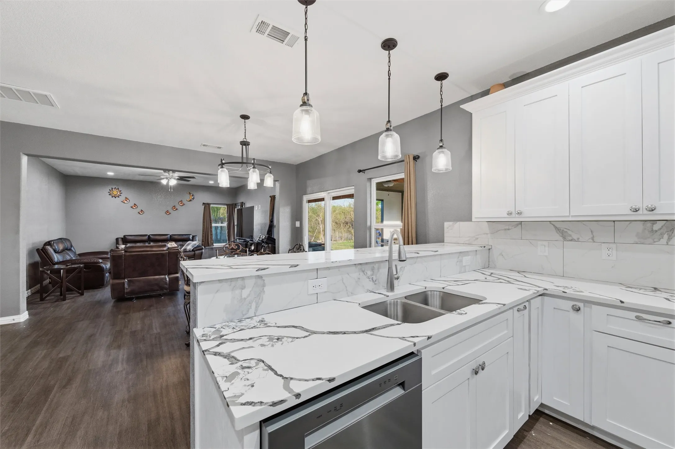 Single Family Residence For Sale in Hunt County , 641 Countess Road, Quinlan, Texas 75474, 3 Bedroom, 3 Bathroom, 2 Garage spaces, 3,200 Sqft, built in 2020, mls#21221449, Real Estate Agent in Quinlan, Homes For Sale in Hunt county, Homes For Sale in Quinlan, Realtor in Quinlan Texas, Real Estate Brokerage Independent Realty Texas, Luminita Cordes Realtor