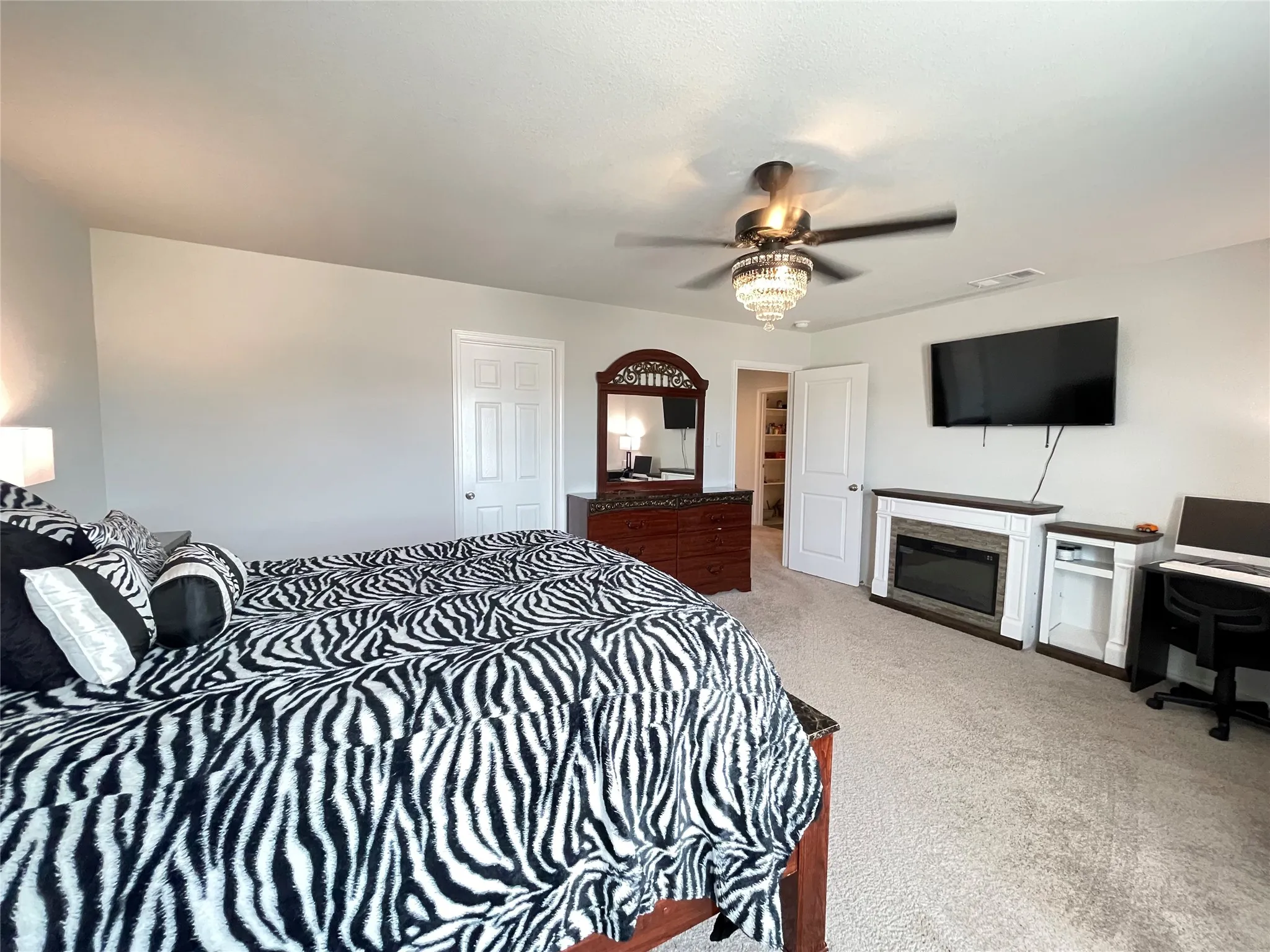 Single Family Residence For Sale in Henderson County , 408 Parker Oaks Drive, Chandler, Texas 75758, 6 Bedroom, 4 Bathroom, 2 Garage spaces, 4,121 Sqft, built in 2024, Preowned, mls#21216945, Real Estate Agent in Chandler, Homes For Sale in Henderson county, Homes For Sale in Chandler, Realtor in Chandler Texas, Real Estate Brokerage Independent Realty Texas, Luminita Cordes Realtor