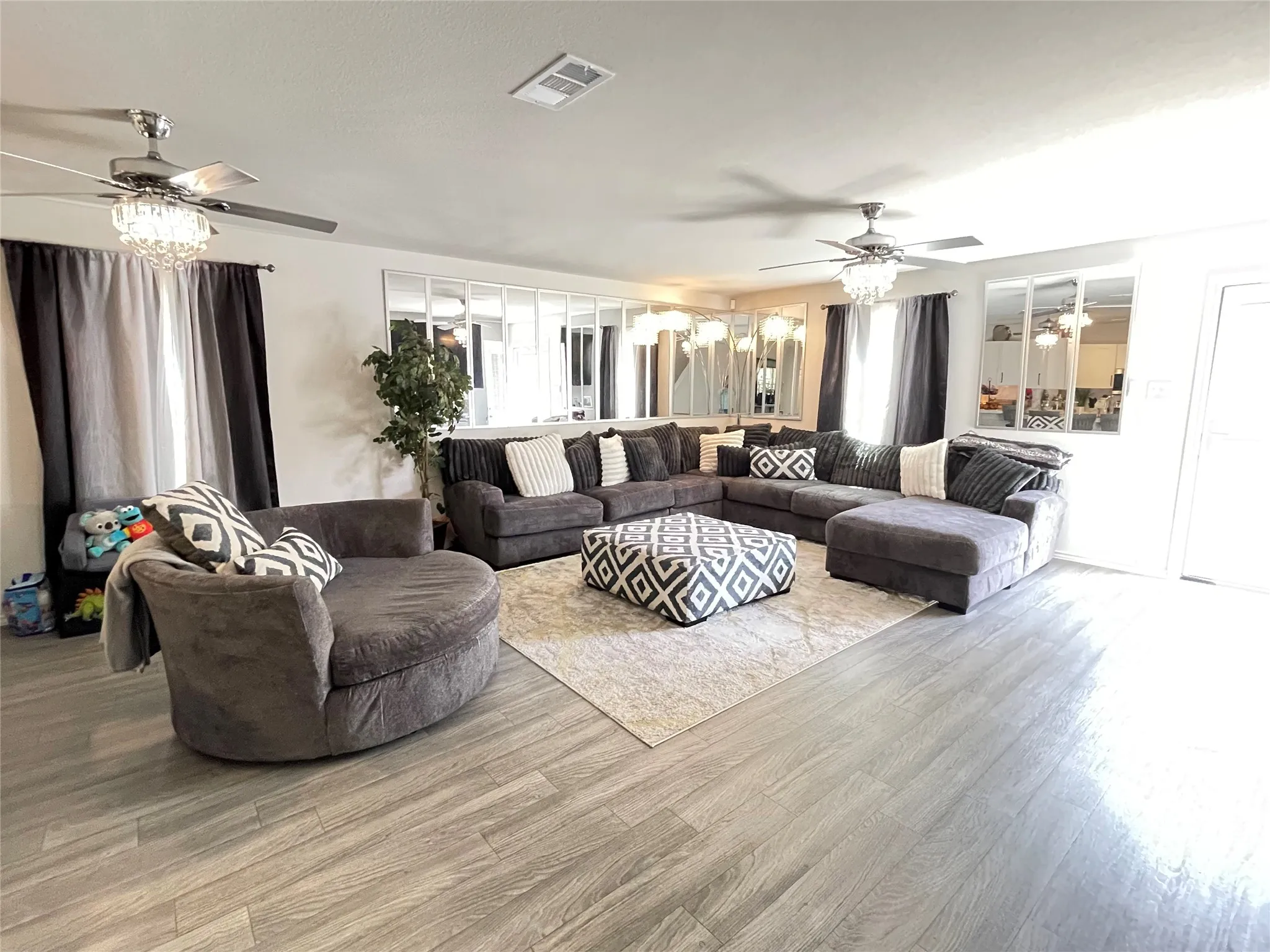 Single Family Residence For Sale in Henderson County , 408 Parker Oaks Drive, Chandler, Texas 75758, 6 Bedroom, 4 Bathroom, 2 Garage spaces, 4,121 Sqft, built in 2024, Preowned, mls#21216945, Real Estate Agent in Chandler, Homes For Sale in Henderson county, Homes For Sale in Chandler, Realtor in Chandler Texas, Real Estate Brokerage Independent Realty Texas, Luminita Cordes Realtor