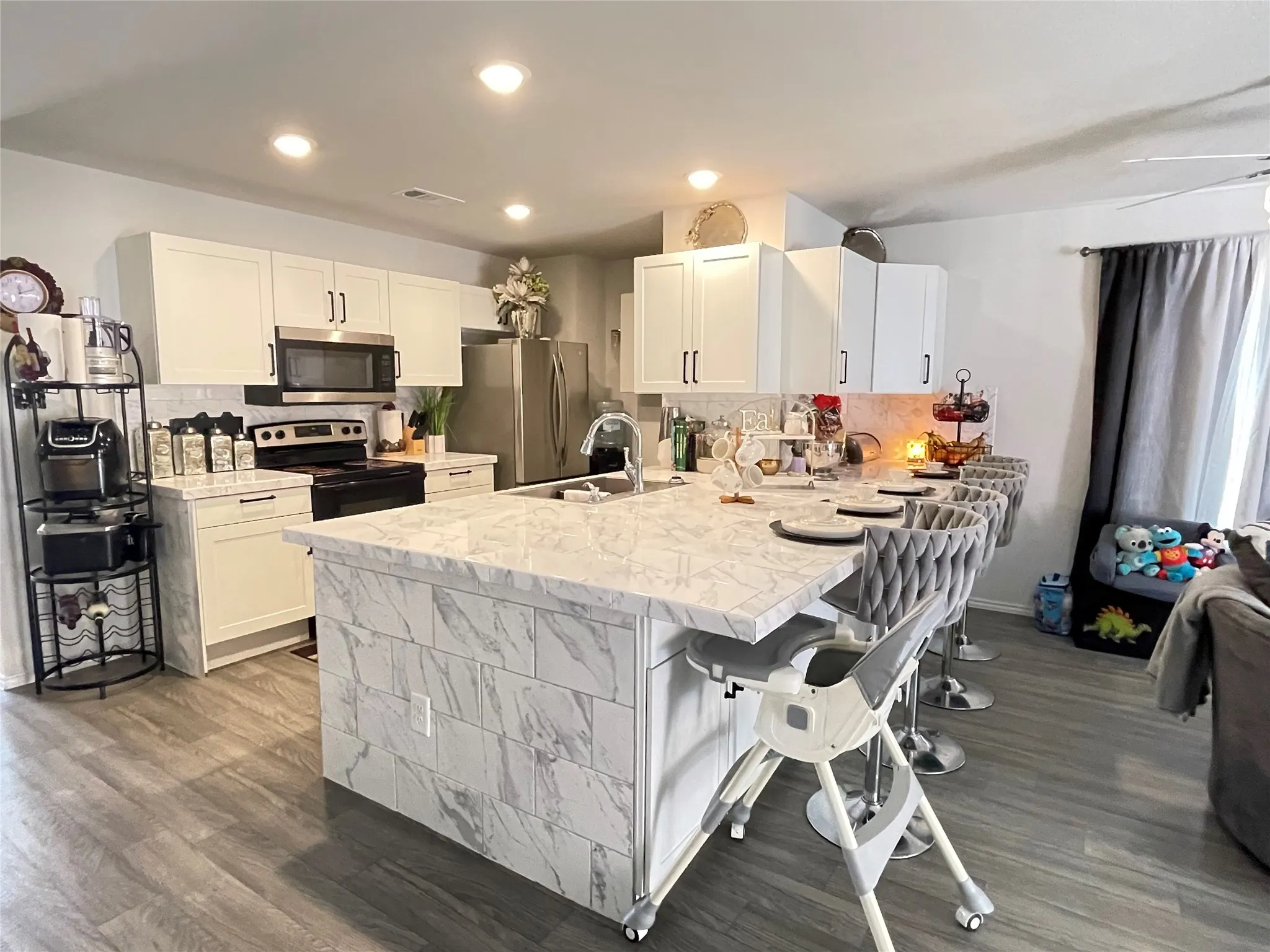 Single Family Residence For Sale in Henderson County , 408 Parker Oaks Drive, Chandler, Texas 75758, 6 Bedroom, 4 Bathroom, 2 Garage spaces, 4,121 Sqft, built in 2024, Preowned, mls#21216945, Real Estate Agent in Chandler, Homes For Sale in Henderson county, Homes For Sale in Chandler, Realtor in Chandler Texas, Real Estate Brokerage Independent Realty Texas, Luminita Cordes Realtor