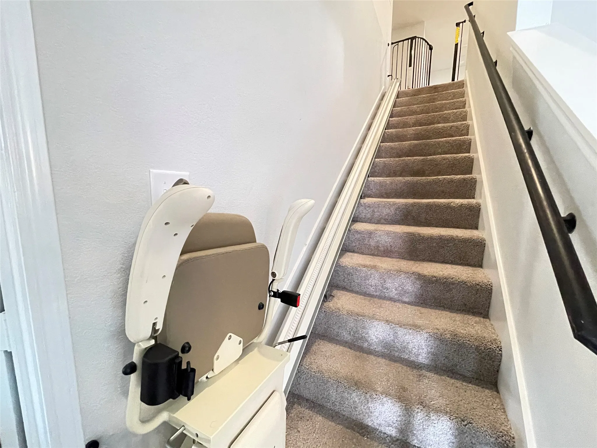 Single Family Residence For Sale in Henderson County , 408 Parker Oaks Drive, Chandler, Texas 75758, 6 Bedroom, 4 Bathroom, 2 Garage spaces, 4,121 Sqft, built in 2024, Preowned, mls#21216945, Real Estate Agent in Chandler, Homes For Sale in Henderson county, Homes For Sale in Chandler, Realtor in Chandler Texas, Real Estate Brokerage Independent Realty Texas, Luminita Cordes Realtor