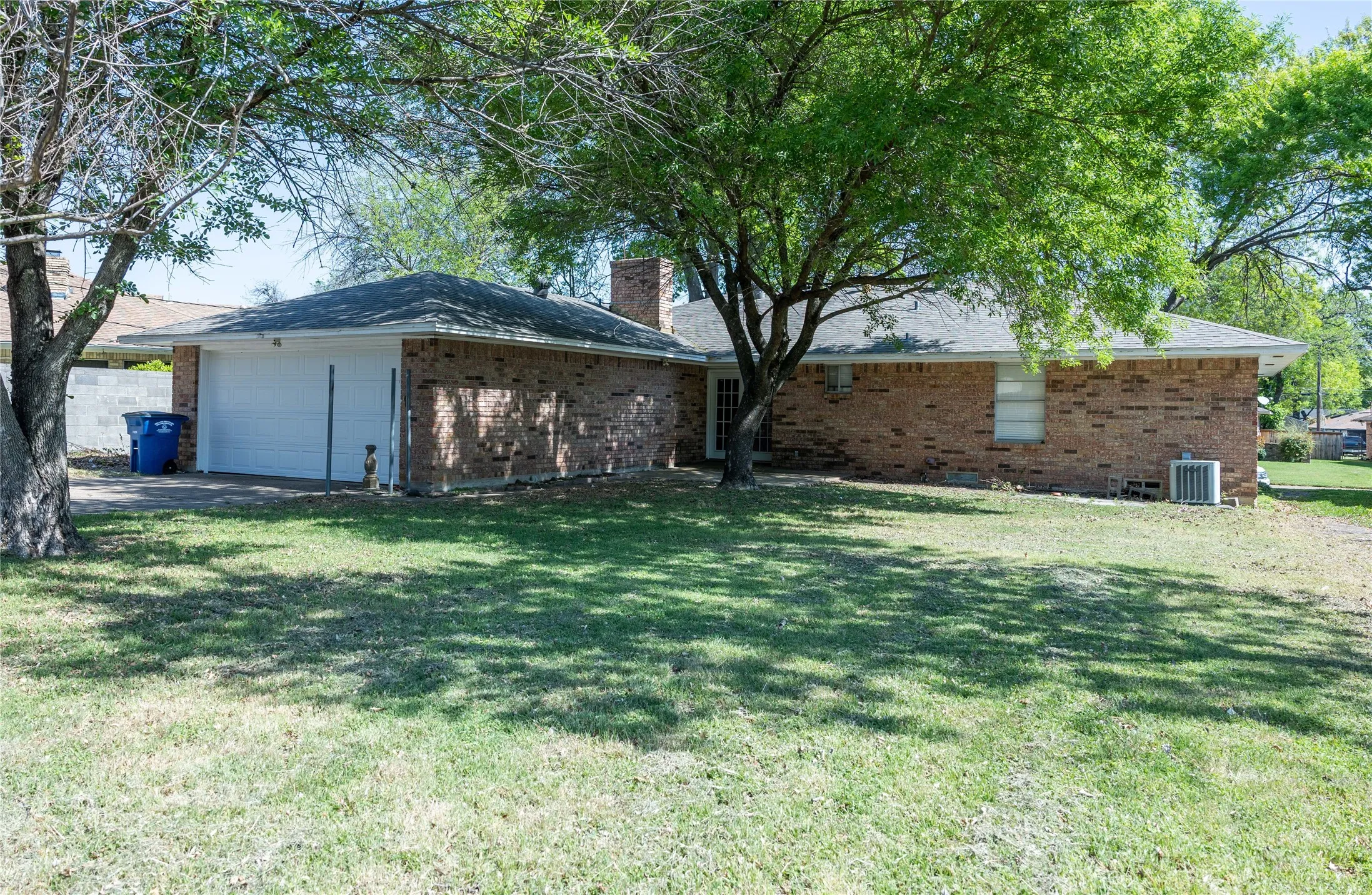 Big and shaded yard for entertaining!