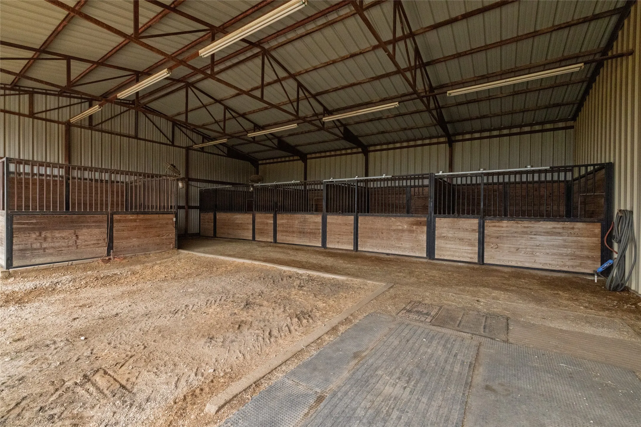 Farm For Sale in Denton County , 13435 Jackson Road, Krum, Texas 76249, 4 Bedroom, 4 Bathroom, 2 Garage spaces, 2,400 Sqft, built in 2000, mls#21221869, Real Estate Agent in Krum, Homes For Sale in Denton county, Homes For Sale in Krum, Realtor in Krum Texas, Real Estate Brokerage Independent Realty Texas, Luminita Cordes Realtor