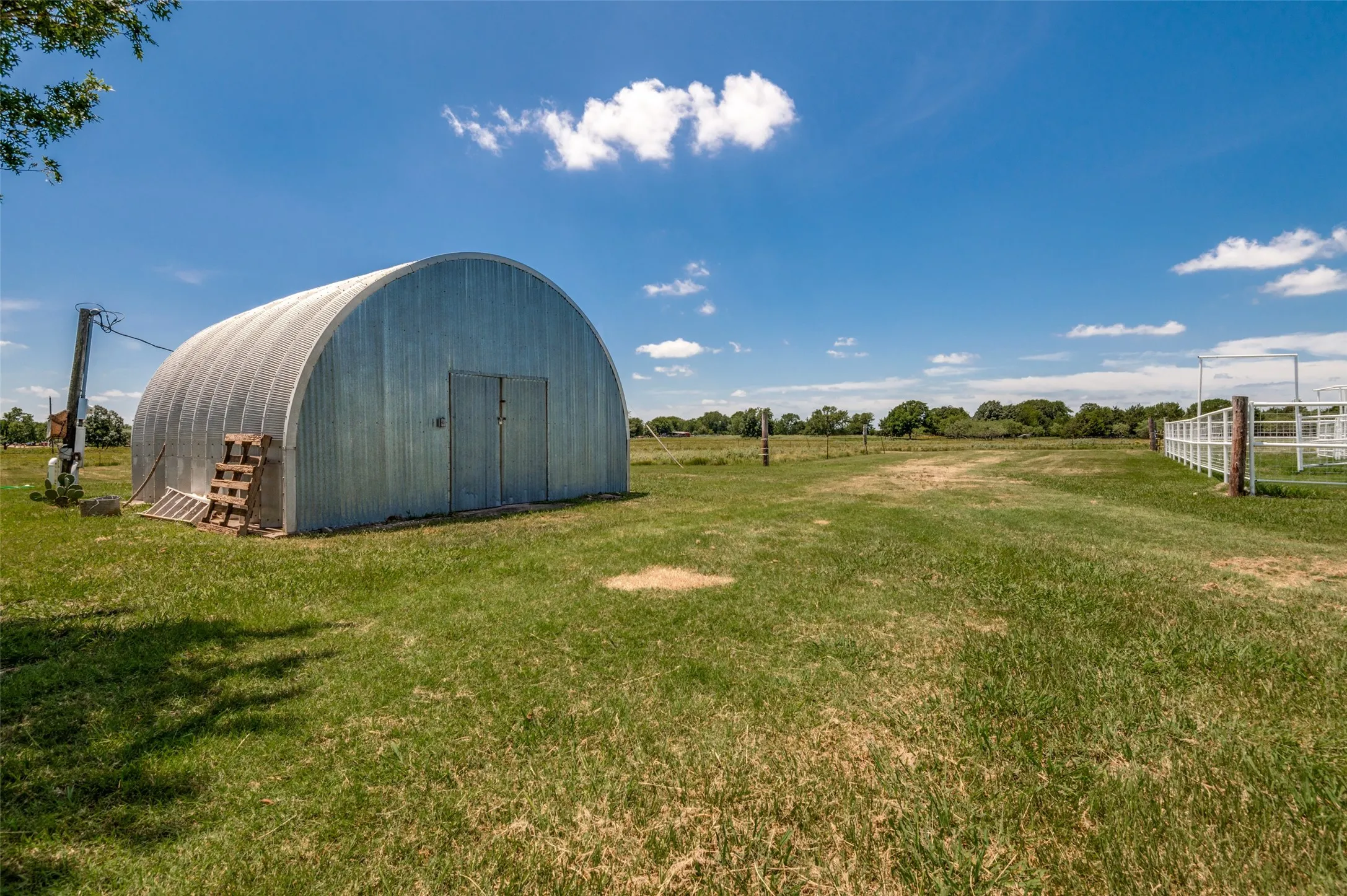 Farm For Sale in Navarro County , 9121 NE County Road 2170, Powell, Texas 75153, 3 Bedroom, 2 Bathroom, Garage spaces, 1,512 Sqft, built in 2005, Preowned, mls#21221645, Real Estate Agent in Powell, Homes For Sale in Navarro county, Homes For Sale in Powell, Realtor in Powell Texas, Real Estate Brokerage Independent Realty Texas, Luminita Cordes Realtor