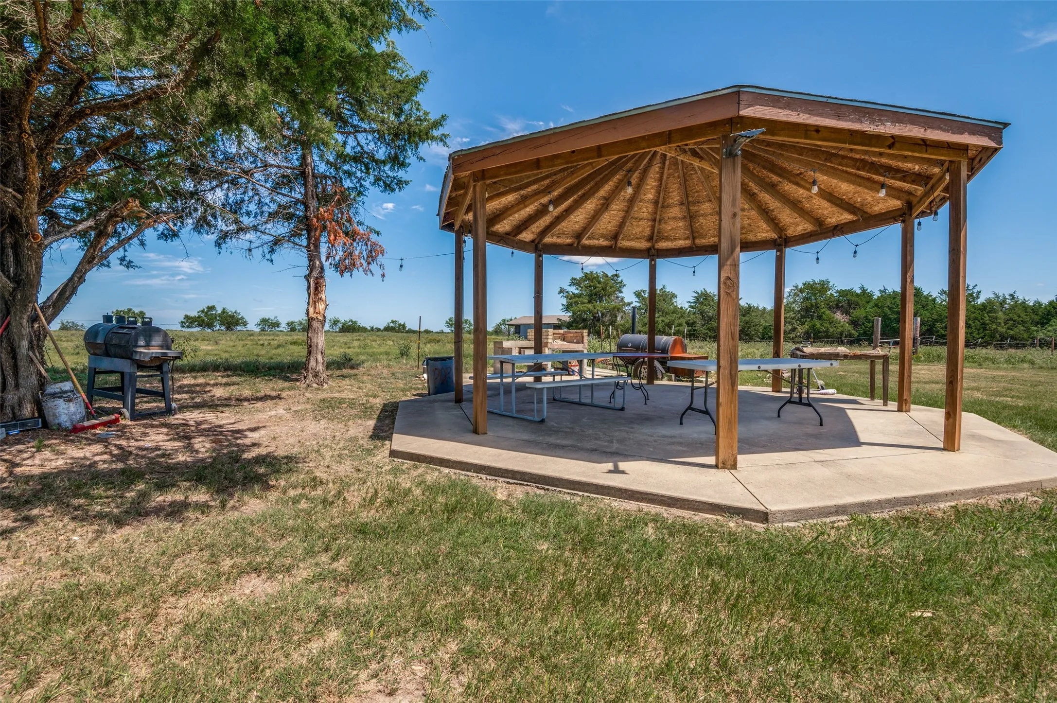 Farm For Sale in Navarro County , 9121 NE County Road 2170, Powell, Texas 75153, 3 Bedroom, 2 Bathroom, Garage spaces, 1,512 Sqft, built in 2005, Preowned, mls#21221645, Real Estate Agent in Powell, Homes For Sale in Navarro county, Homes For Sale in Powell, Realtor in Powell Texas, Real Estate Brokerage Independent Realty Texas, Luminita Cordes Realtor
