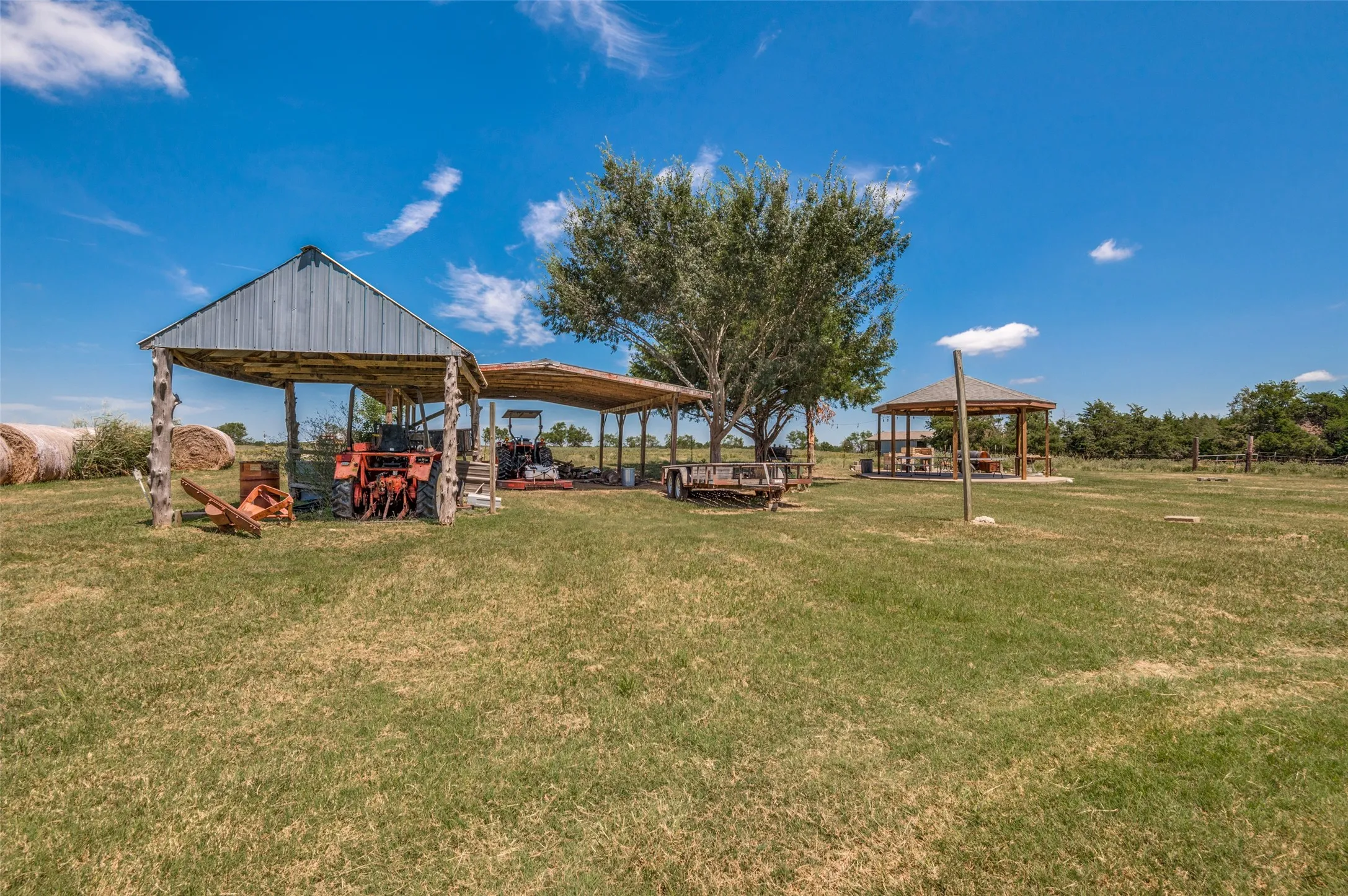Farm For Sale in Navarro County , 9121 NE County Road 2170, Powell, Texas 75153, 3 Bedroom, 2 Bathroom, Garage spaces, 1,512 Sqft, built in 2005, Preowned, mls#21221645, Real Estate Agent in Powell, Homes For Sale in Navarro county, Homes For Sale in Powell, Realtor in Powell Texas, Real Estate Brokerage Independent Realty Texas, Luminita Cordes Realtor