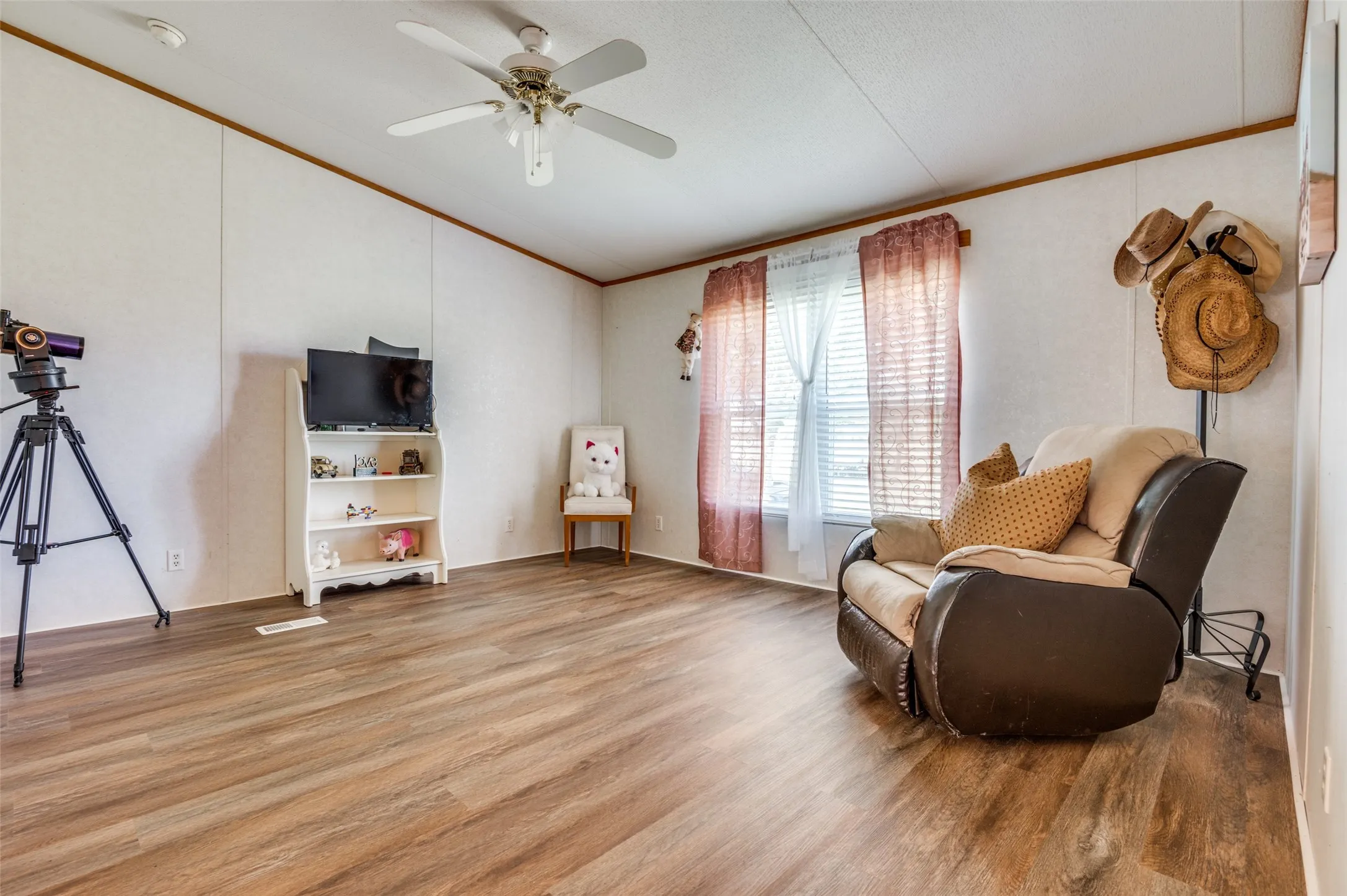 Farm For Sale in Navarro County , 9121 NE County Road 2170, Powell, Texas 75153, 3 Bedroom, 2 Bathroom, Garage spaces, 1,512 Sqft, built in 2005, Preowned, mls#21221645, Real Estate Agent in Powell, Homes For Sale in Navarro county, Homes For Sale in Powell, Realtor in Powell Texas, Real Estate Brokerage Independent Realty Texas, Luminita Cordes Realtor
