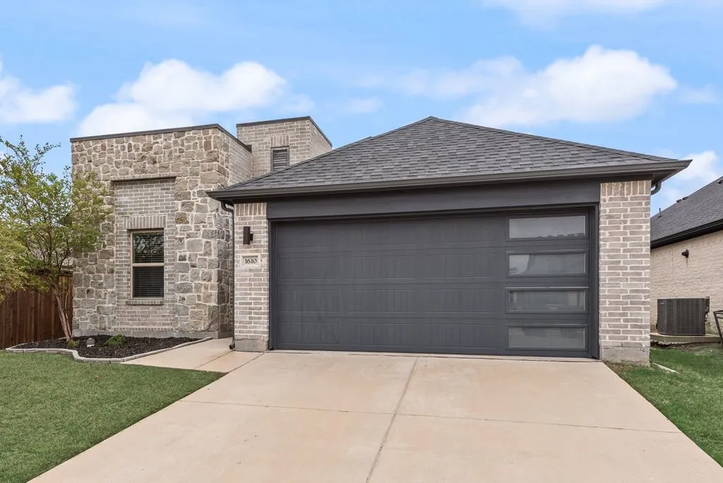 Single Family Residence For Sale in Collin County , 1610 Wayback Drive, Celina, Texas 75009, 3 Bedrooms, 2 Bathrooms, 2 Garage spaces, 1,932 Sqft, built in 2021, Price $420,000, mls#21220092, Real Estate Agent in Celina, Homes For Sale in Collin county, Homes For Sale in Celina, Realtor in Celina Texas, Real Estate Brokerage Independent Realty Texas, Luminita Cordes Realtor