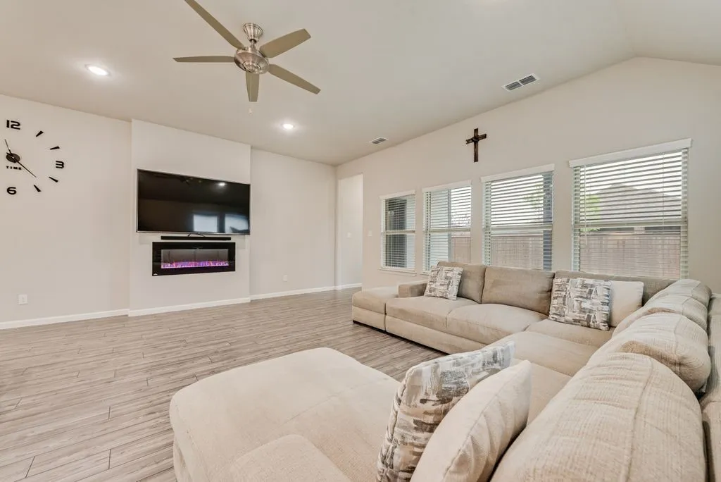Single Family Residence For Sale in Collin County , 1610 Wayback Drive, Celina, Texas 75009, 3 Bedrooms, 2 Bathrooms, 2 Garage spaces, 1,932 Sqft, built in 2021, Price $420,000, mls#21220092, Real Estate Agent in Celina, Homes For Sale in Collin county, Homes For Sale in Celina, Realtor in Celina Texas, Real Estate Brokerage Independent Realty Texas, Luminita Cordes Realtor
