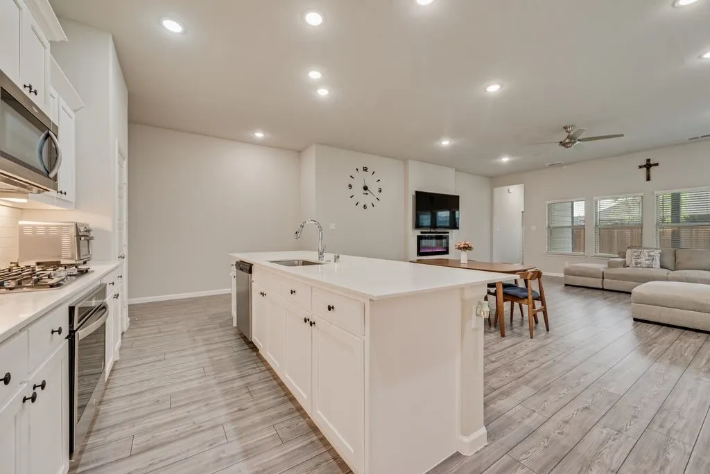 Single Family Residence For Sale in Collin County , 1610 Wayback Drive, Celina, Texas 75009, 3 Bedrooms, 2 Bathrooms, 2 Garage spaces, 1,932 Sqft, built in 2021, Price $420,000, mls#21220092, Real Estate Agent in Celina, Homes For Sale in Collin county, Homes For Sale in Celina, Realtor in Celina Texas, Real Estate Brokerage Independent Realty Texas, Luminita Cordes Realtor