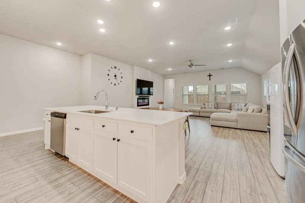 Single Family Residence For Sale in Collin County , 1610 Wayback Drive, Celina, Texas 75009, 3 Bedrooms, 2 Bathrooms, 2 Garage spaces, 1,932 Sqft, built in 2021, Price $420,000, mls#21220092, Real Estate Agent in Celina, Homes For Sale in Collin county, Homes For Sale in Celina, Realtor in Celina Texas, Real Estate Brokerage Independent Realty Texas, Luminita Cordes Realtor