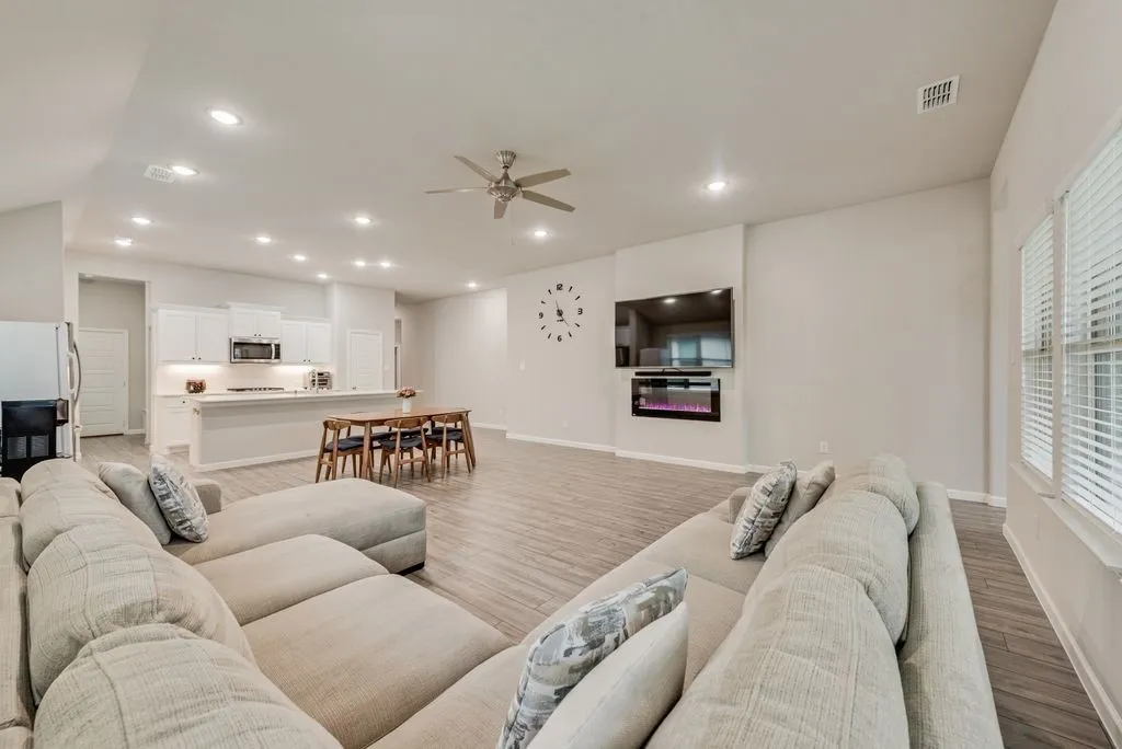 Single Family Residence For Sale in Collin County , 1610 Wayback Drive, Celina, Texas 75009, 3 Bedrooms, 2 Bathrooms, 2 Garage spaces, 1,932 Sqft, built in 2021, Price $420,000, mls#21220092, Real Estate Agent in Celina, Homes For Sale in Collin county, Homes For Sale in Celina, Realtor in Celina Texas, Real Estate Brokerage Independent Realty Texas, Luminita Cordes Realtor