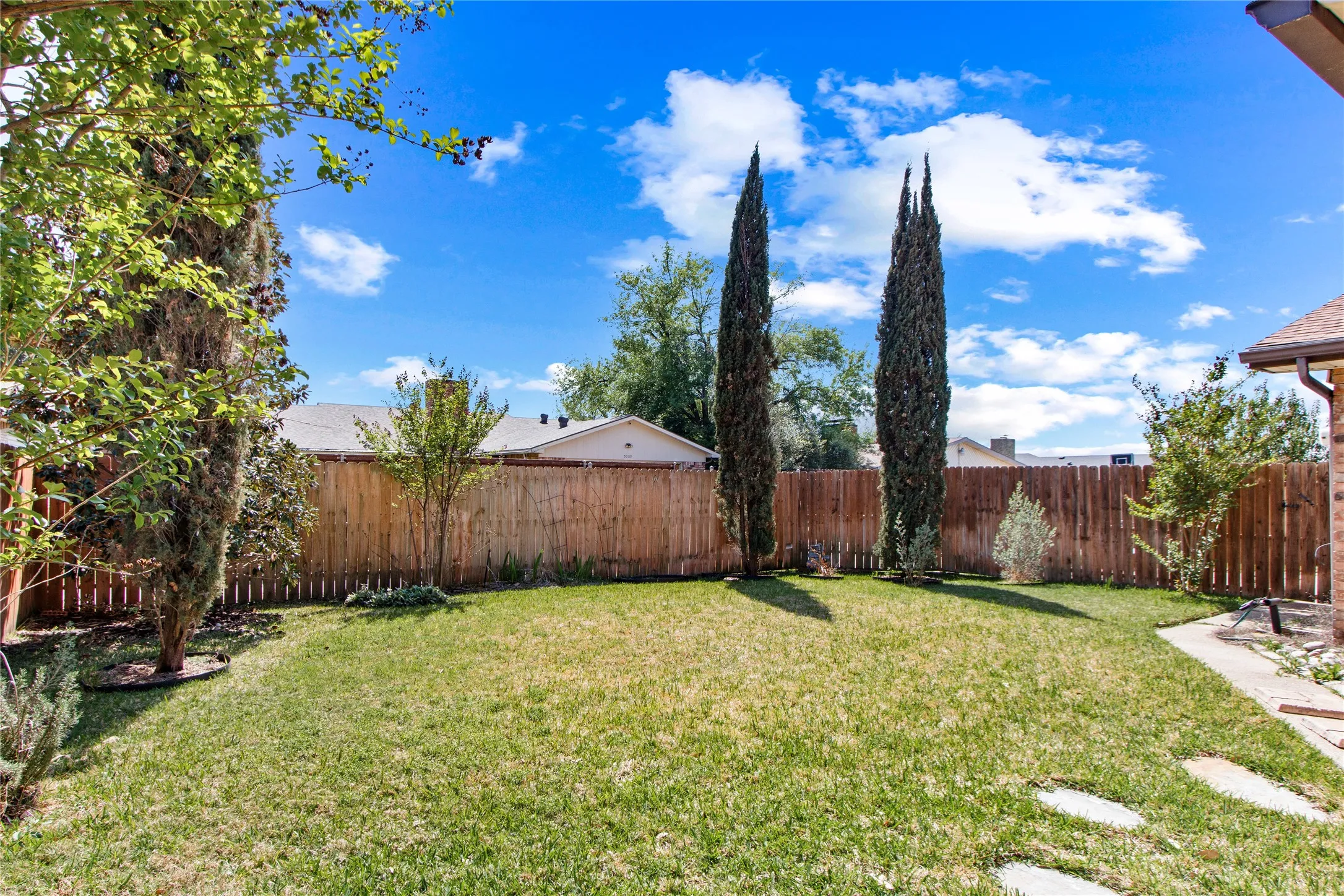Single Family Residence For Sale in Denton County , 5008 Overton Circle, The Colony, Texas 75056, 4 Bedroom, 2 Bathroom, 2 Garage spaces, 2,408 Sqft, built in 1975, mls#21221787, Real Estate Agent in The Colony, Homes For Sale in Denton county, Homes For Sale in The Colony, Realtor in The Colony Texas, Real Estate Brokerage Independent Realty Texas, Luminita Cordes Realtor