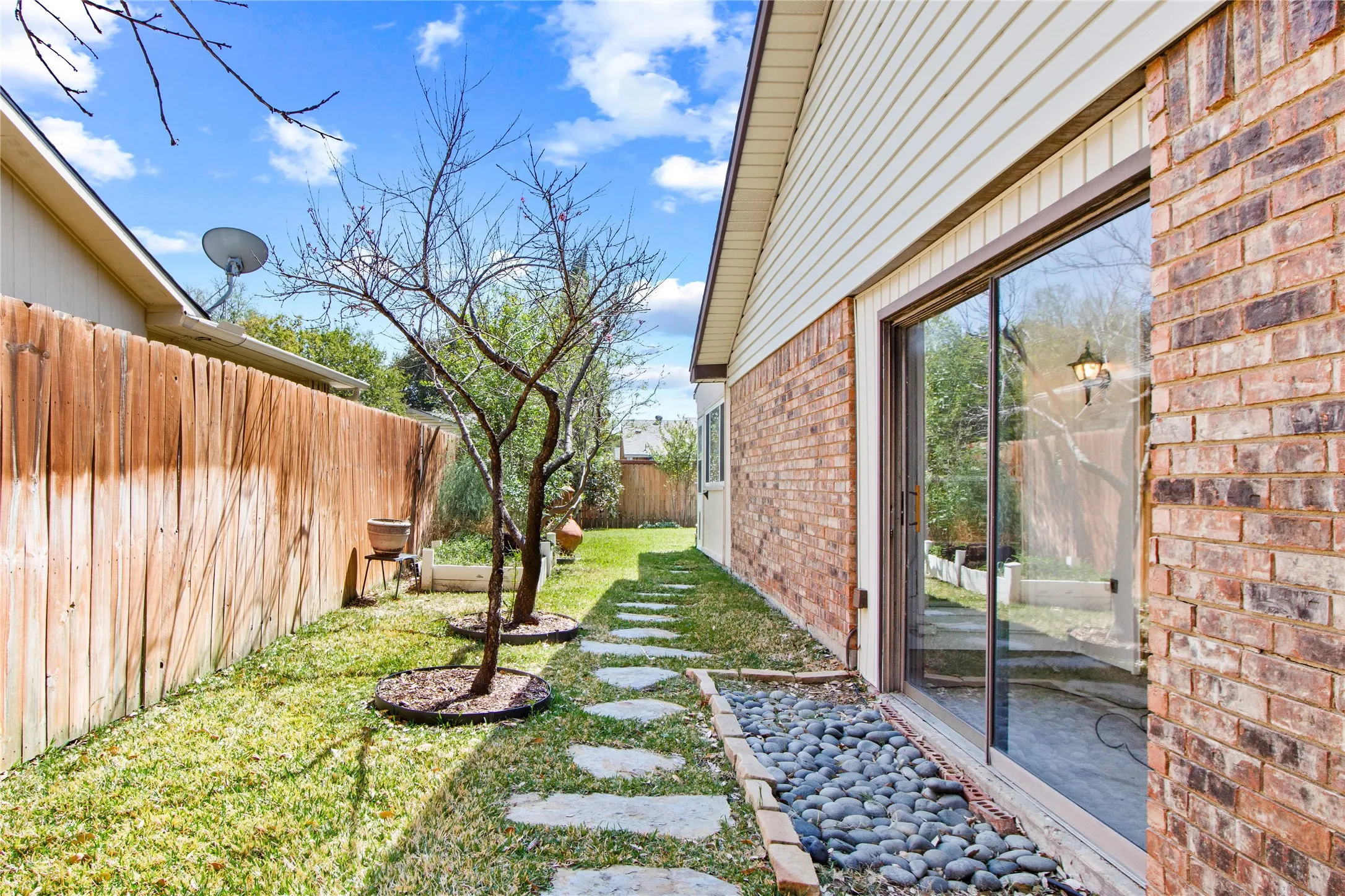 Single Family Residence For Sale in Denton County , 5008 Overton Circle, The Colony, Texas 75056, 4 Bedroom, 2 Bathroom, 2 Garage spaces, 2,408 Sqft, built in 1975, mls#21221787, Real Estate Agent in The Colony, Homes For Sale in Denton county, Homes For Sale in The Colony, Realtor in The Colony Texas, Real Estate Brokerage Independent Realty Texas, Luminita Cordes Realtor