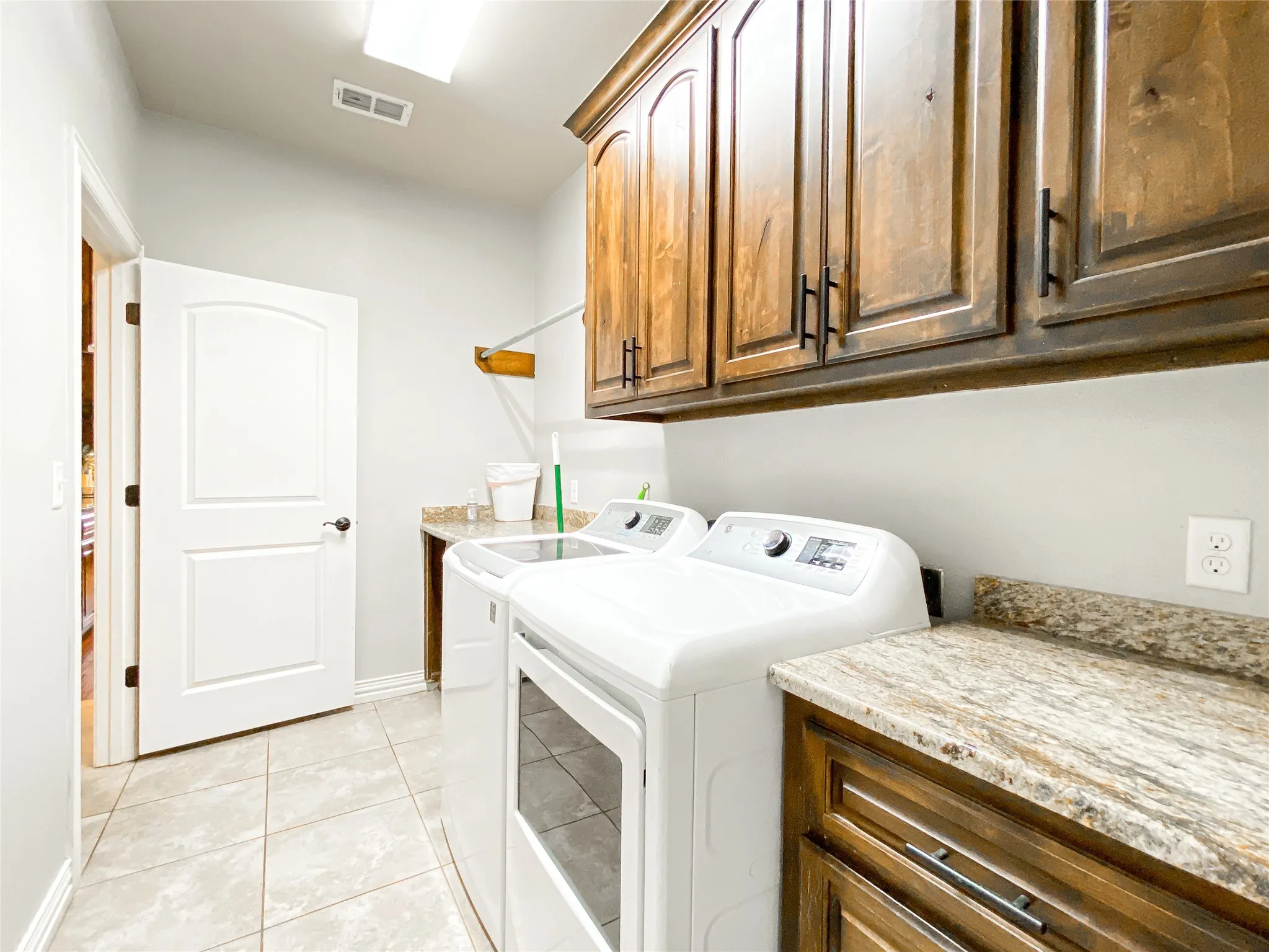 Single Family Residence For Sale in Shackelford County , 14 Remington Drive, Albany, Texas 76430, 3 Bedroom, 3 Bathroom, 2 Garage spaces, 2,447 Sqft, built in 2012, mls#21222102, Real Estate Agent in Albany, Homes For Sale in Shackelford county, Homes For Sale in Albany, Realtor in Albany Texas, Real Estate Brokerage Independent Realty Texas, Luminita Cordes Realtor