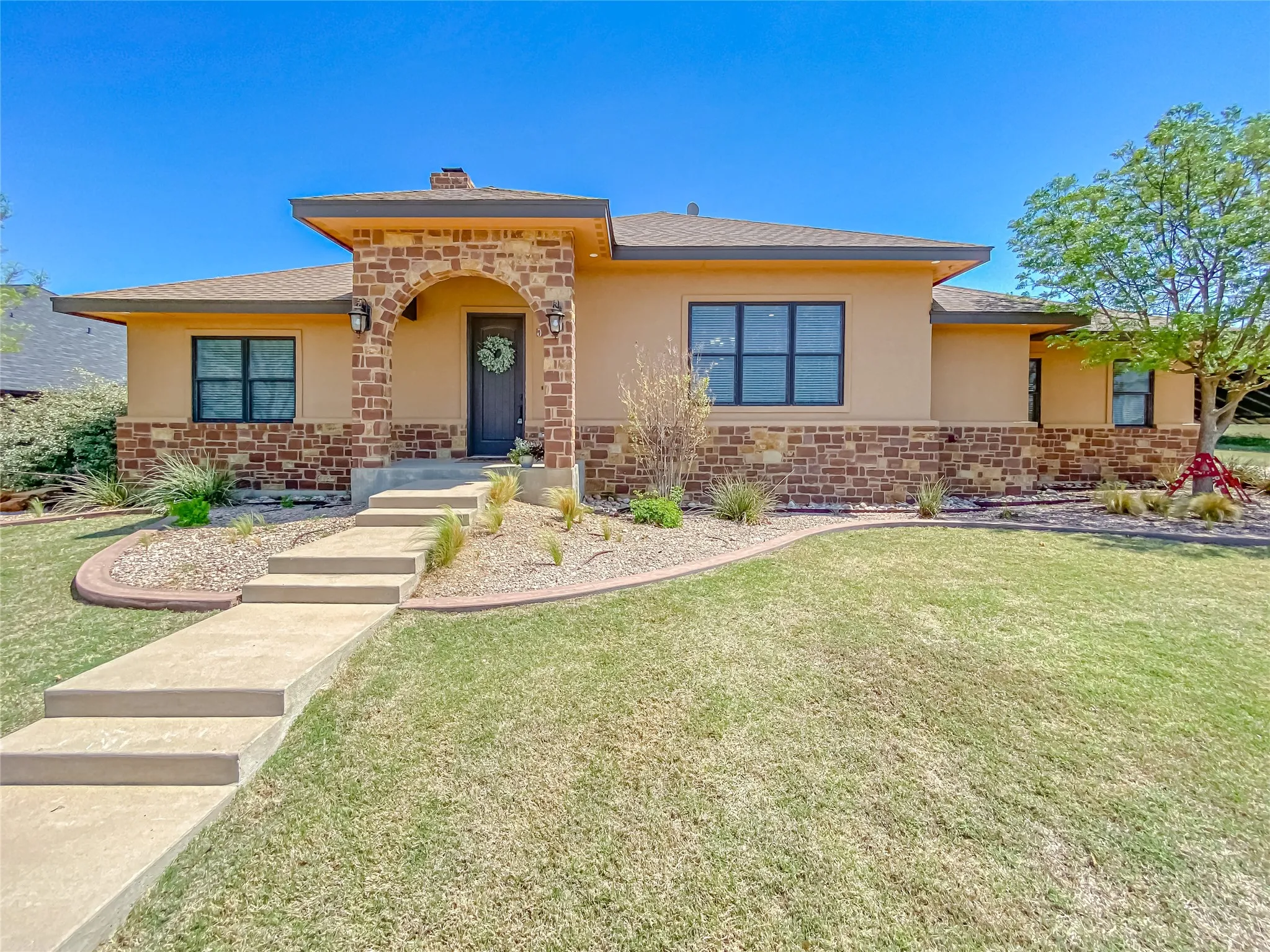 Single Family Residence For Sale in Shackelford County , 14 Remington Drive, Albany, Texas 76430, 3 Bedroom, 3 Bathroom, 2 Garage spaces, 2,447 Sqft, built in 2012, mls#21222102, Real Estate Agent in Albany, Homes For Sale in Shackelford county, Homes For Sale in Albany, Realtor in Albany Texas, Real Estate Brokerage Independent Realty Texas, Luminita Cordes Realtor