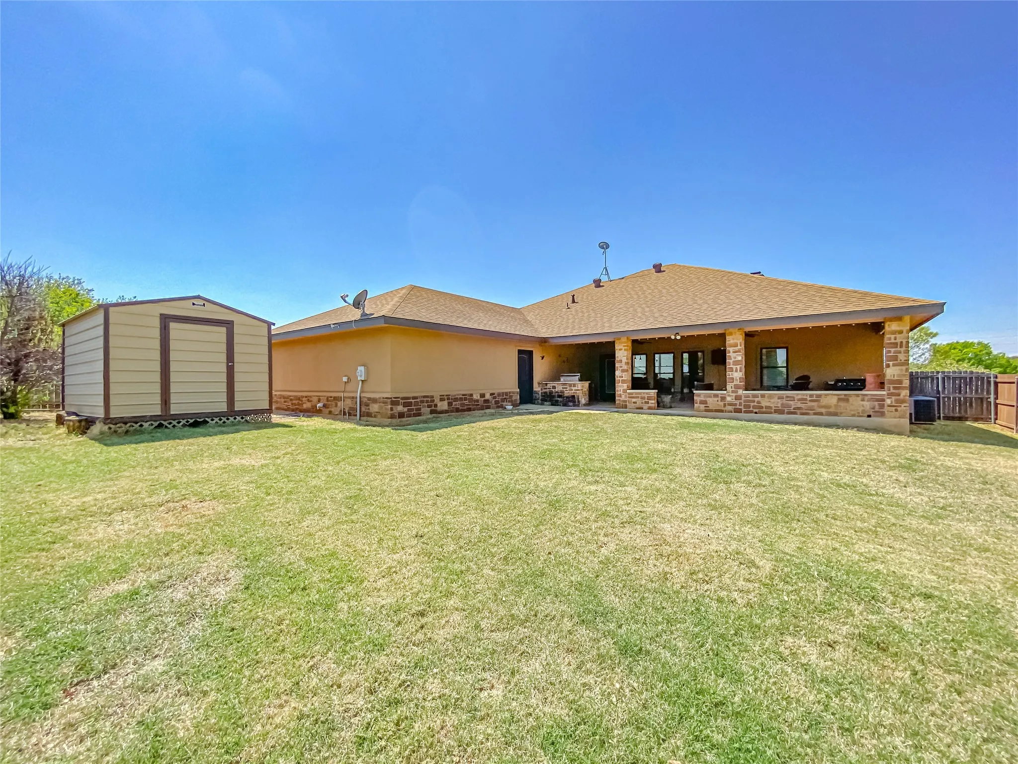Single Family Residence For Sale in Shackelford County , 14 Remington Drive, Albany, Texas 76430, 3 Bedroom, 3 Bathroom, 2 Garage spaces, 2,447 Sqft, built in 2012, mls#21222102, Real Estate Agent in Albany, Homes For Sale in Shackelford county, Homes For Sale in Albany, Realtor in Albany Texas, Real Estate Brokerage Independent Realty Texas, Luminita Cordes Realtor