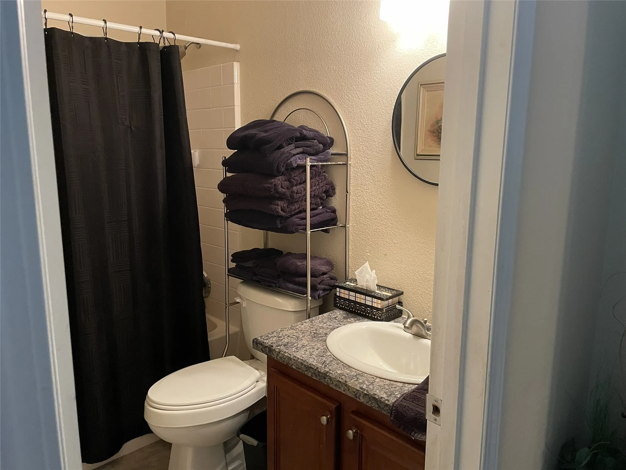 2nd en-suite bathroom featuring a shower/tub combination