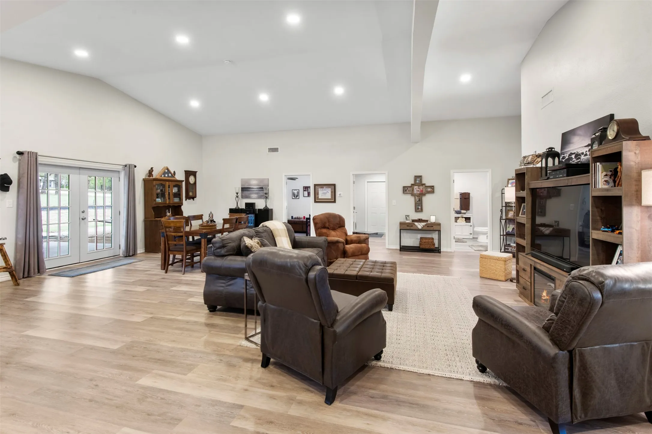 Single Family Residence For Sale in Montague County , 346 Nocona Drive, Nocona, Texas 76255, 3 Bedroom, 2 Bathroom, 3 Garage spaces, 2,025 Sqft, built in 2021, mls#21221609, Real Estate Agent in Nocona, Homes For Sale in Montague county, Homes For Sale in Nocona, Realtor in Nocona Texas, Real Estate Brokerage Independent Realty Texas, Luminita Cordes Realtor