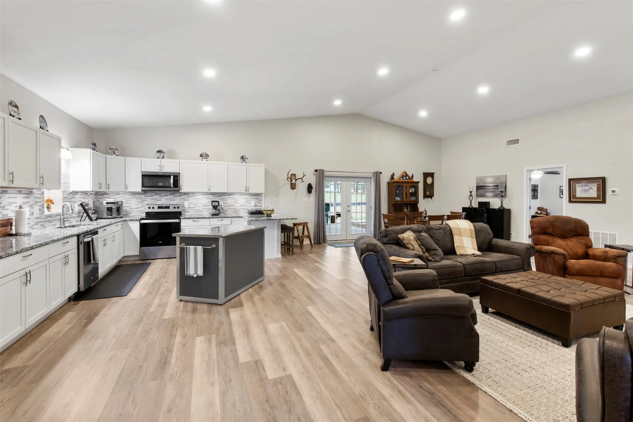Single Family Residence For Sale in Montague County , 346 Nocona Drive, Nocona, Texas 76255, 3 Bedroom, 2 Bathroom, 3 Garage spaces, 2,025 Sqft, built in 2021, mls#21221609, Real Estate Agent in Nocona, Homes For Sale in Montague county, Homes For Sale in Nocona, Realtor in Nocona Texas, Real Estate Brokerage Independent Realty Texas, Luminita Cordes Realtor
