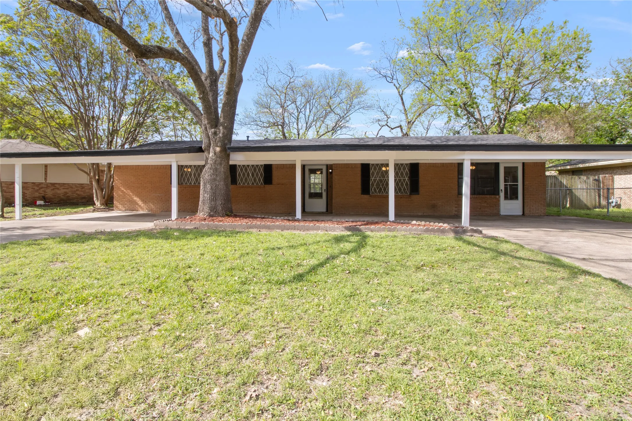 Single Family Residence For Sale in Navarro County , 3528 N Beaton Street, Corsicana, Texas 75110, 3 Bedroom, 2 Bathroom, Garage spaces, 1,680 Sqft, built in 1968, Price $205,000, mls#21205690, Real Estate Agent in Corsicana, Homes For Sale in Navarro county, Homes For Sale in Corsicana, Realtor in Corsicana Texas, Real Estate Brokerage Independent Realty Texas, Luminita Cordes Realtor