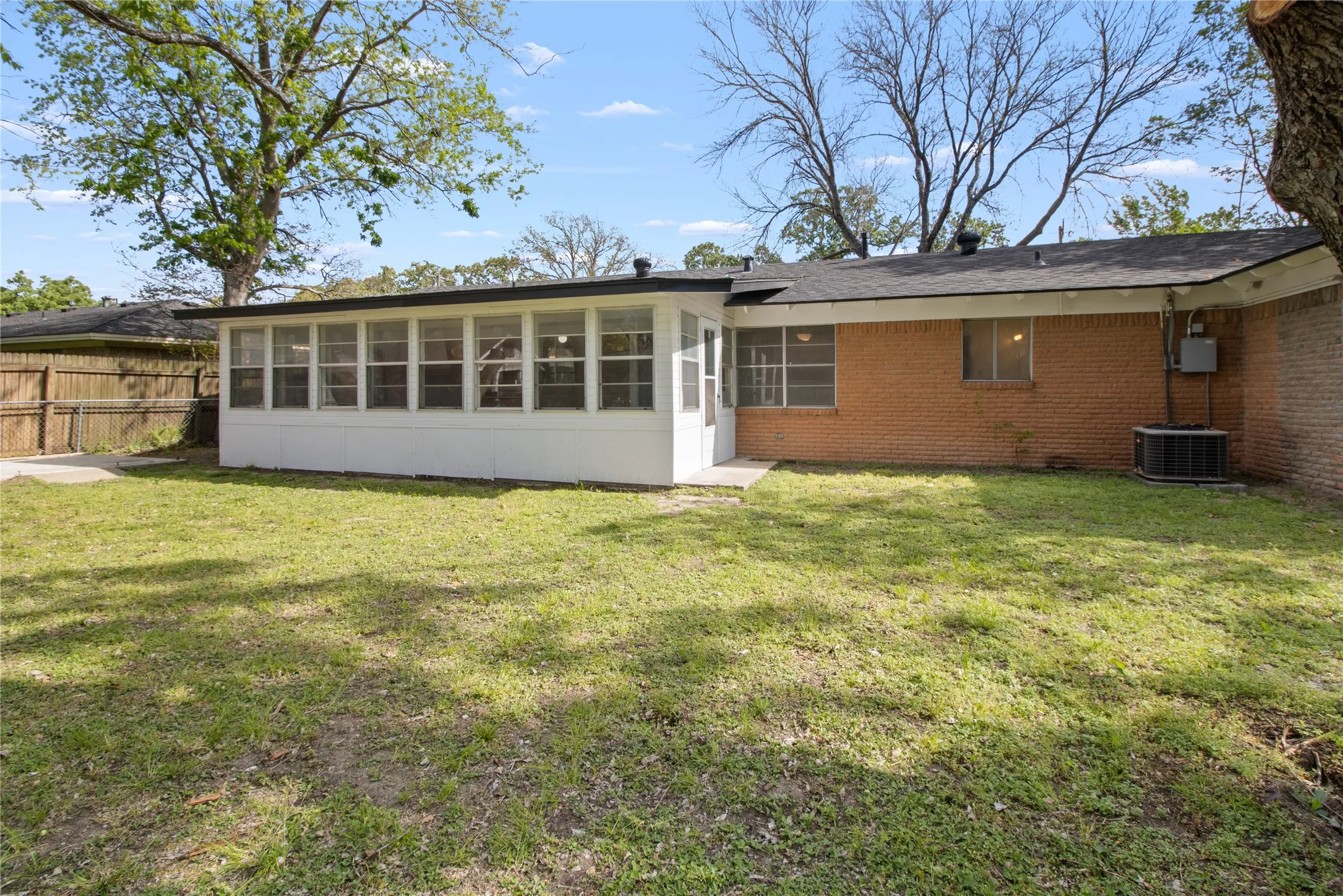 Single Family Residence For Sale in Navarro County , 3528 N Beaton Street, Corsicana, Texas 75110, 3 Bedroom, 2 Bathroom, Garage spaces, 1,680 Sqft, built in 1968, Price $205,000, mls#21205690, Real Estate Agent in Corsicana, Homes For Sale in Navarro county, Homes For Sale in Corsicana, Realtor in Corsicana Texas, Real Estate Brokerage Independent Realty Texas, Luminita Cordes Realtor