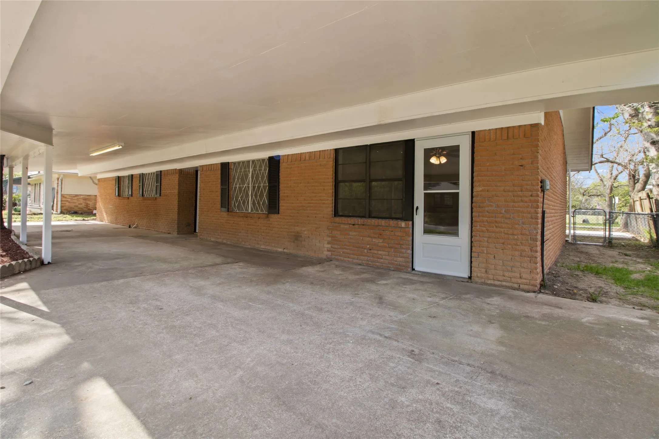 Single Family Residence For Sale in Navarro County , 3528 N Beaton Street, Corsicana, Texas 75110, 3 Bedroom, 2 Bathroom, Garage spaces, 1,680 Sqft, built in 1968, Price $205,000, mls#21205690, Real Estate Agent in Corsicana, Homes For Sale in Navarro county, Homes For Sale in Corsicana, Realtor in Corsicana Texas, Real Estate Brokerage Independent Realty Texas, Luminita Cordes Realtor