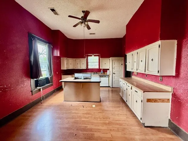 Single Family Residence For Sale in Delta County , 950 W Bonham Avenue, Cooper, Texas 75432, 3 Bedroom, 2 Bathroom, Garage spaces, 2,828 Sqft, built in 1900, mls#21217991, Real Estate Agent in Cooper, Homes For Sale in Delta county, Homes For Sale in Cooper, Realtor in Cooper Texas, Real Estate Brokerage Independent Realty Texas, Luminita Cordes Realtor