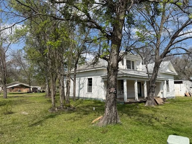 Single Family Residence For Sale in Delta County , 950 W Bonham Avenue, Cooper, Texas 75432, 3 Bedroom, 2 Bathroom, Garage spaces, 2,828 Sqft, built in 1900, mls#21217991, Real Estate Agent in Cooper, Homes For Sale in Delta county, Homes For Sale in Cooper, Realtor in Cooper Texas, Real Estate Brokerage Independent Realty Texas, Luminita Cordes Realtor