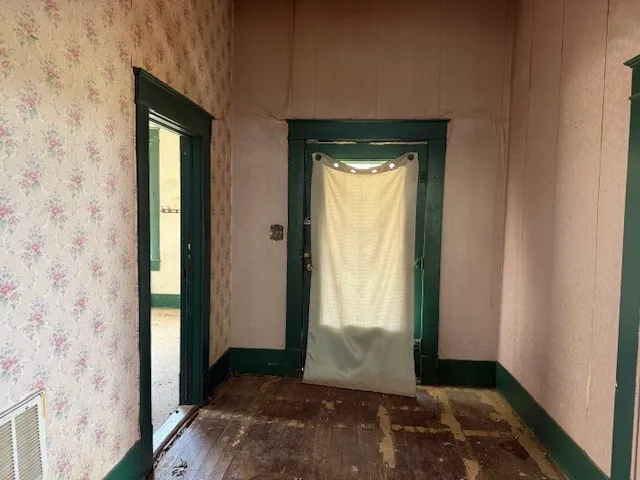 Single Family Residence For Sale in Delta County , 950 W Bonham Avenue, Cooper, Texas 75432, 3 Bedroom, 2 Bathroom, Garage spaces, 2,828 Sqft, built in 1900, mls#21217991, Real Estate Agent in Cooper, Homes For Sale in Delta county, Homes For Sale in Cooper, Realtor in Cooper Texas, Real Estate Brokerage Independent Realty Texas, Luminita Cordes Realtor