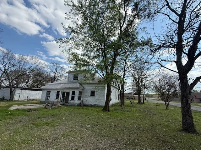 Single Family Residence For Sale in Delta County , 950 W Bonham Avenue, Cooper, Texas 75432, 3 Bedroom, 2 Bathroom, Garage spaces, 2,828 Sqft, built in 1900, mls#21217991, Real Estate Agent in Cooper, Homes For Sale in Delta county, Homes For Sale in Cooper, Realtor in Cooper Texas, Real Estate Brokerage Independent Realty Texas, Luminita Cordes Realtor