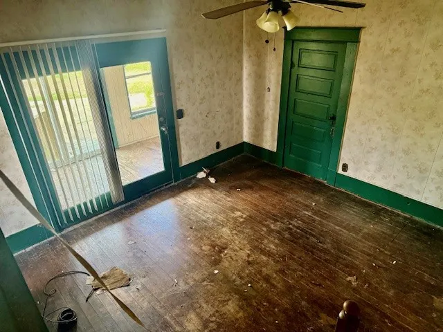 Single Family Residence For Sale in Delta County , 950 W Bonham Avenue, Cooper, Texas 75432, 3 Bedroom, 2 Bathroom, Garage spaces, 2,828 Sqft, built in 1900, mls#21217991, Real Estate Agent in Cooper, Homes For Sale in Delta county, Homes For Sale in Cooper, Realtor in Cooper Texas, Real Estate Brokerage Independent Realty Texas, Luminita Cordes Realtor