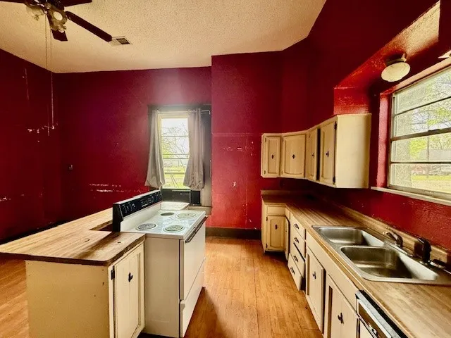 Single Family Residence For Sale in Delta County , 950 W Bonham Avenue, Cooper, Texas 75432, 3 Bedroom, 2 Bathroom, Garage spaces, 2,828 Sqft, built in 1900, mls#21217991, Real Estate Agent in Cooper, Homes For Sale in Delta county, Homes For Sale in Cooper, Realtor in Cooper Texas, Real Estate Brokerage Independent Realty Texas, Luminita Cordes Realtor