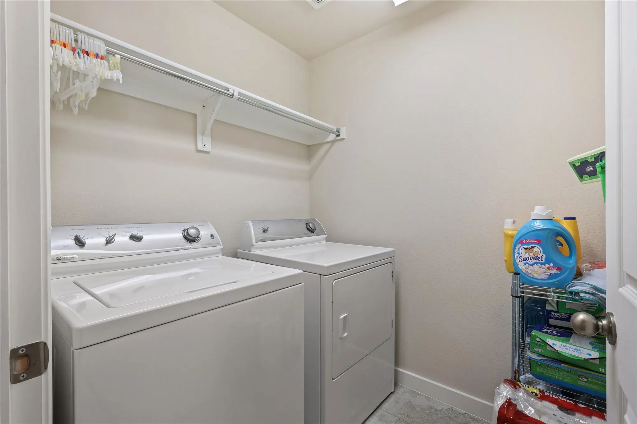 Laundry room with baseboards and independent washer and dryer