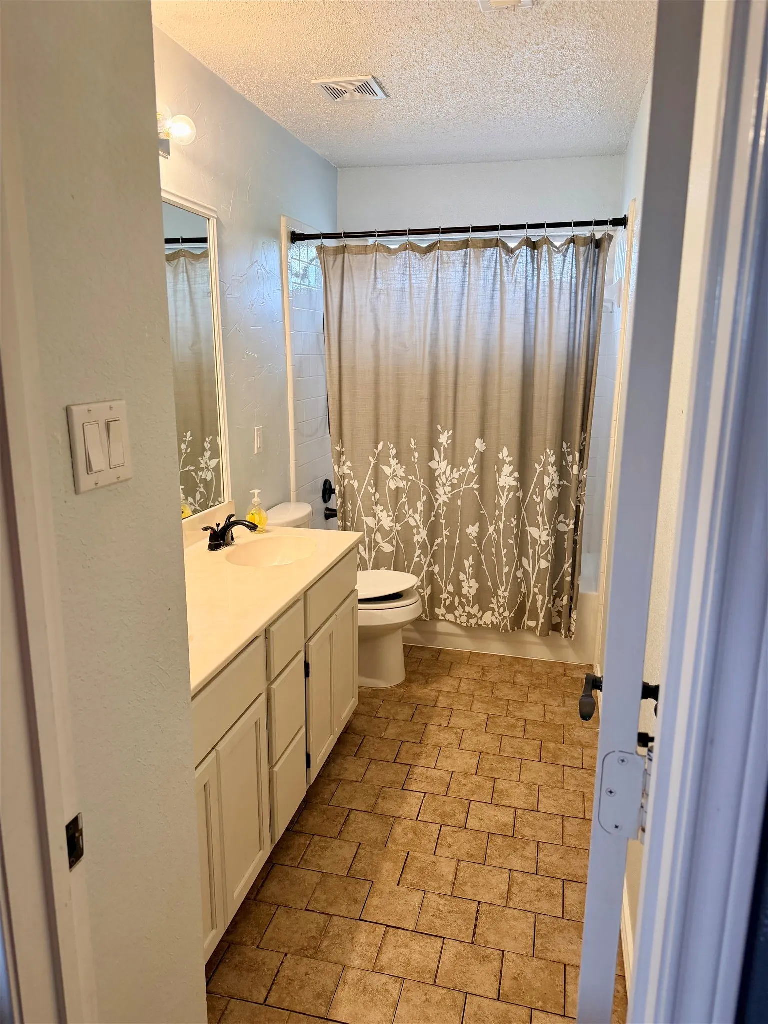 Single Family Residence For Sale in Dallas County , 7206 Birchmont Drive, Rowlett, Texas 75089, 4 Bedroom, 3 Bathroom, 2 Garage spaces, 2,297 Sqft, built in 1997, Preowned, mls#21221719, Real Estate Agent in Rowlett, Homes For Sale in Dallas county, Homes For Sale in Rowlett, Realtor in Rowlett Texas, Real Estate Brokerage Independent Realty Texas, Luminita Cordes Realtor